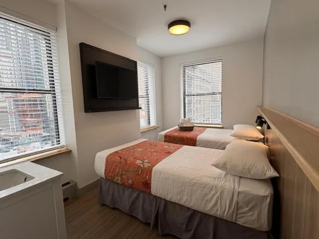 Bedroom, Bed in Americana Inn