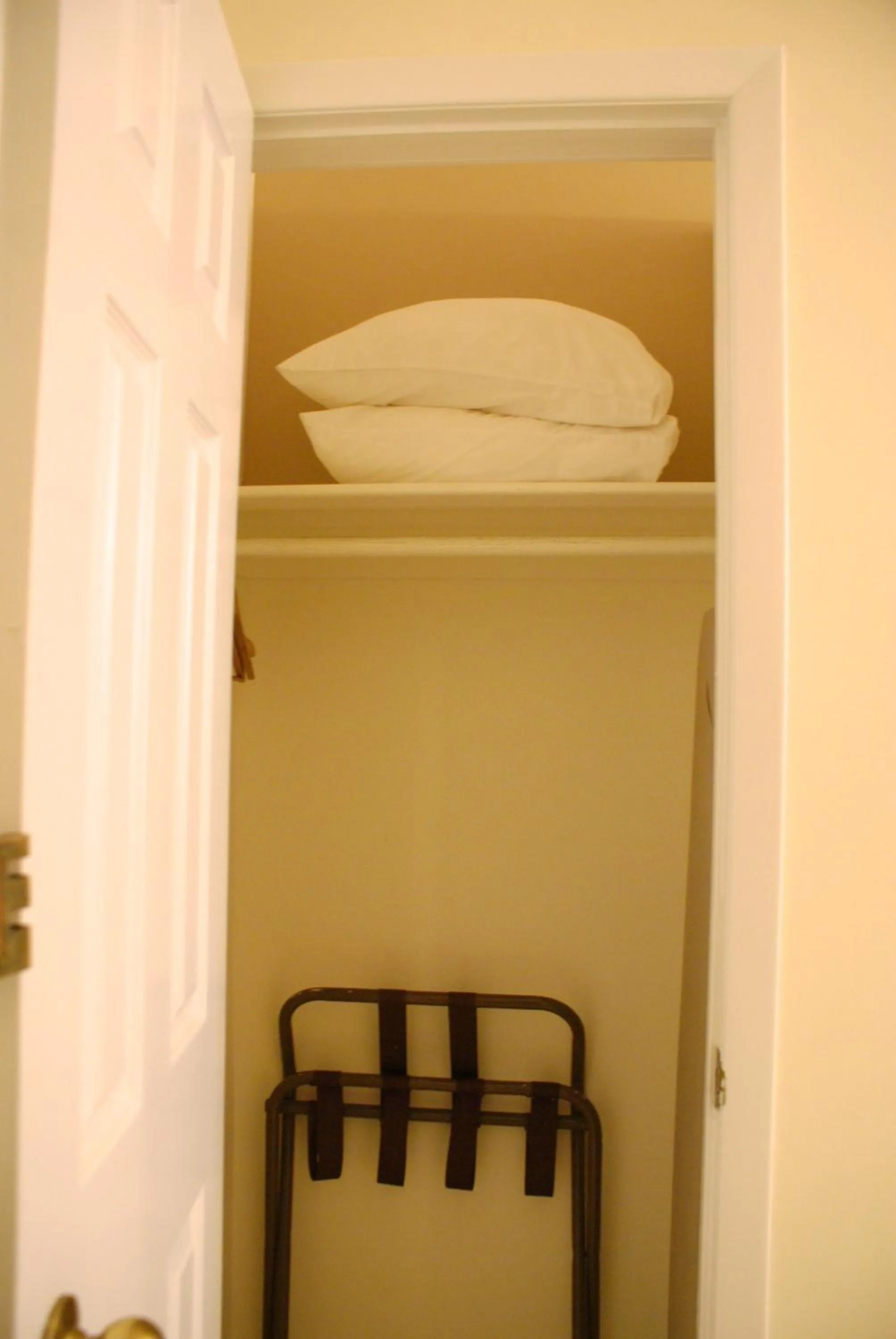 Decorative detail, Bed in Americana Inn