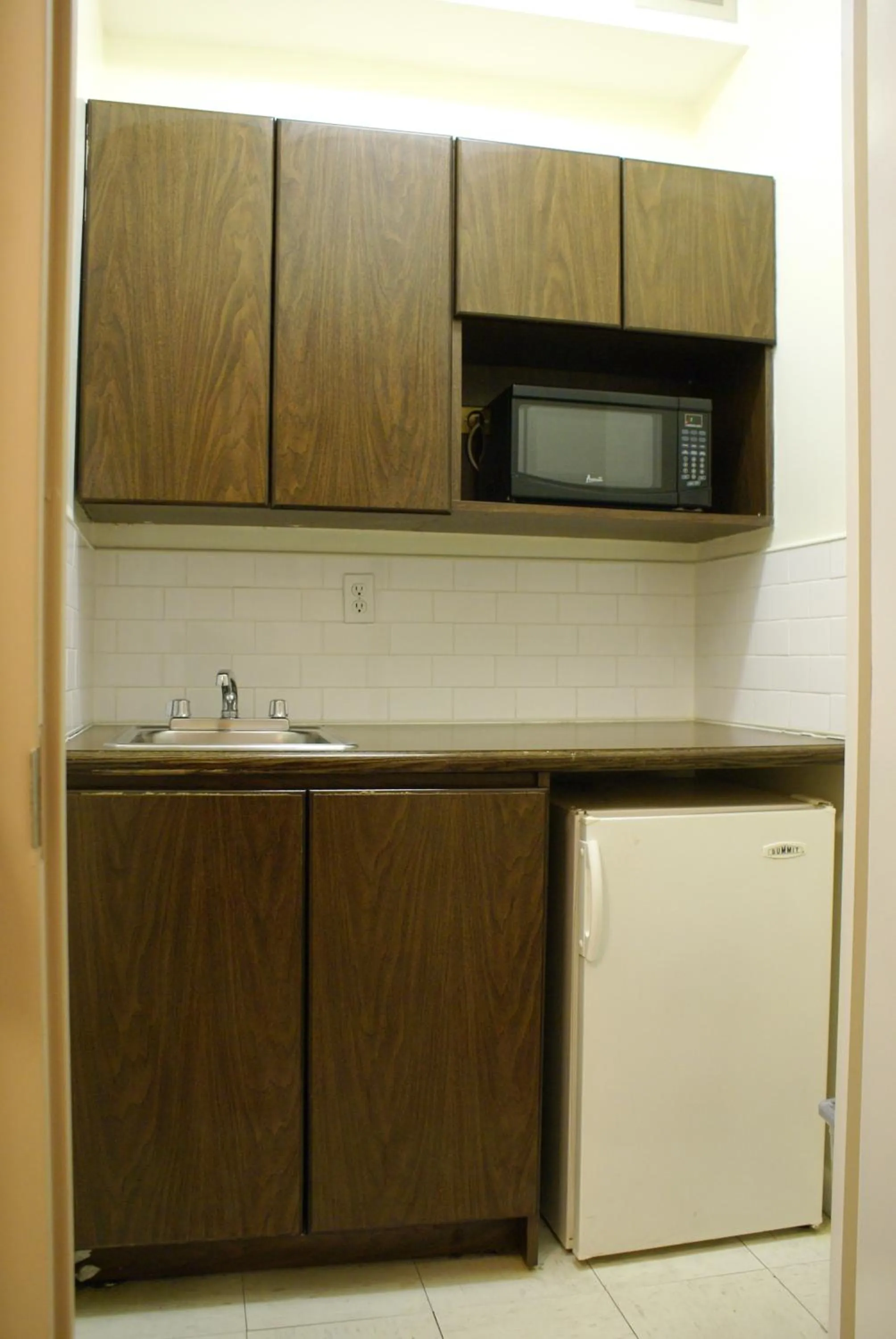 Kitchen or kitchenette in Americana Inn