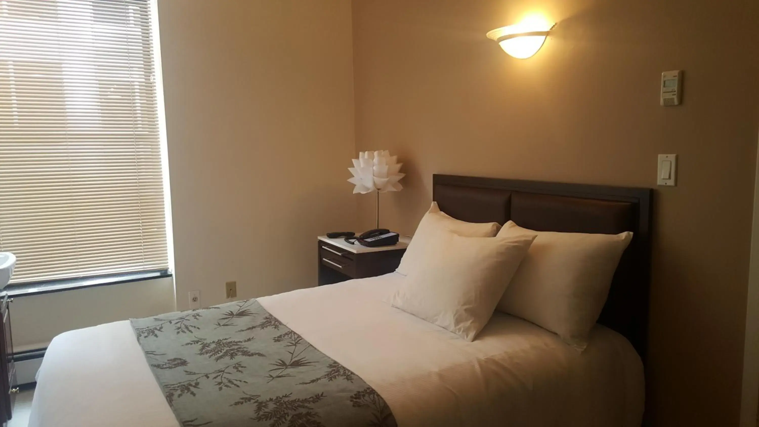 Photo of the whole room, Bed in Americana Inn Photo of the whole room, Bed in Americana Inn