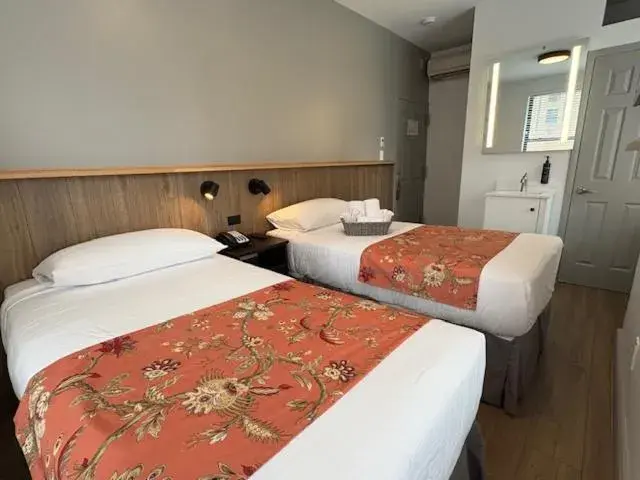 Standard Twin Room with Shared Bathroom - single occupancy in Americana Inn Standard Twin Room with Shared Bathroom - single occupancy in Americana Inn