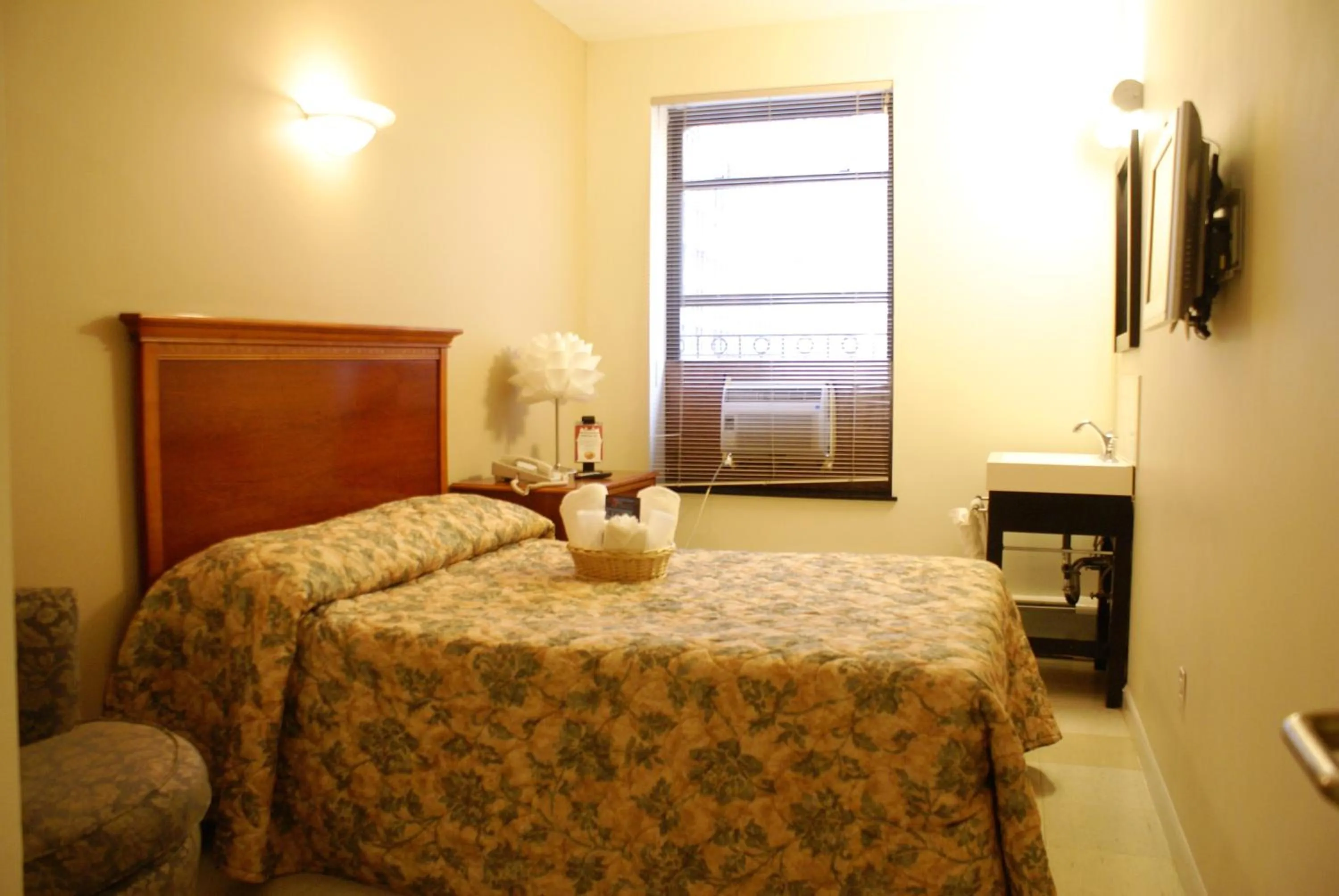 Bed in Americana Inn