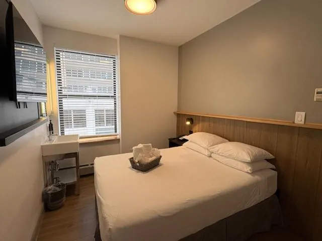 Bedroom, Bed in Americana Inn