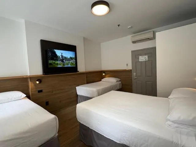 Bedroom, Bed in Americana Inn