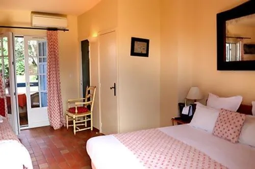 Bed in Auberge des Glycines