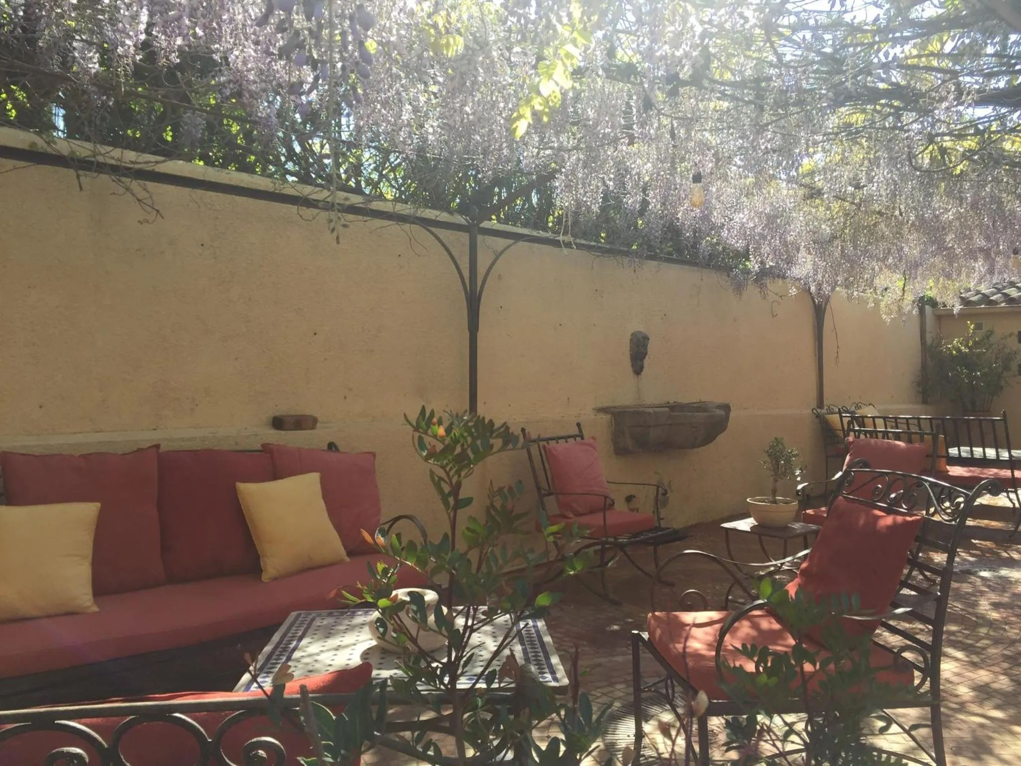 Patio in Auberge des Glycines