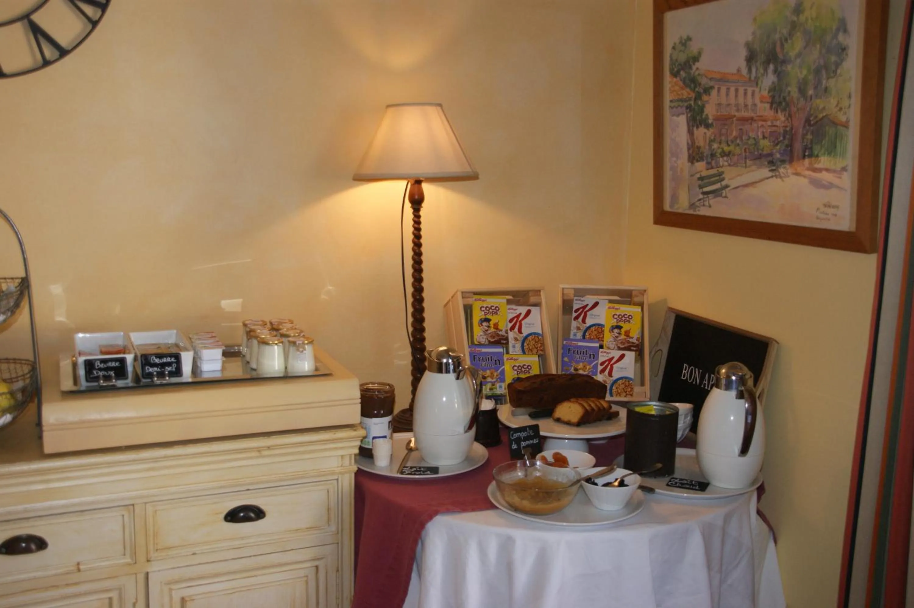 Coffee/tea facilities in Auberge des Glycines