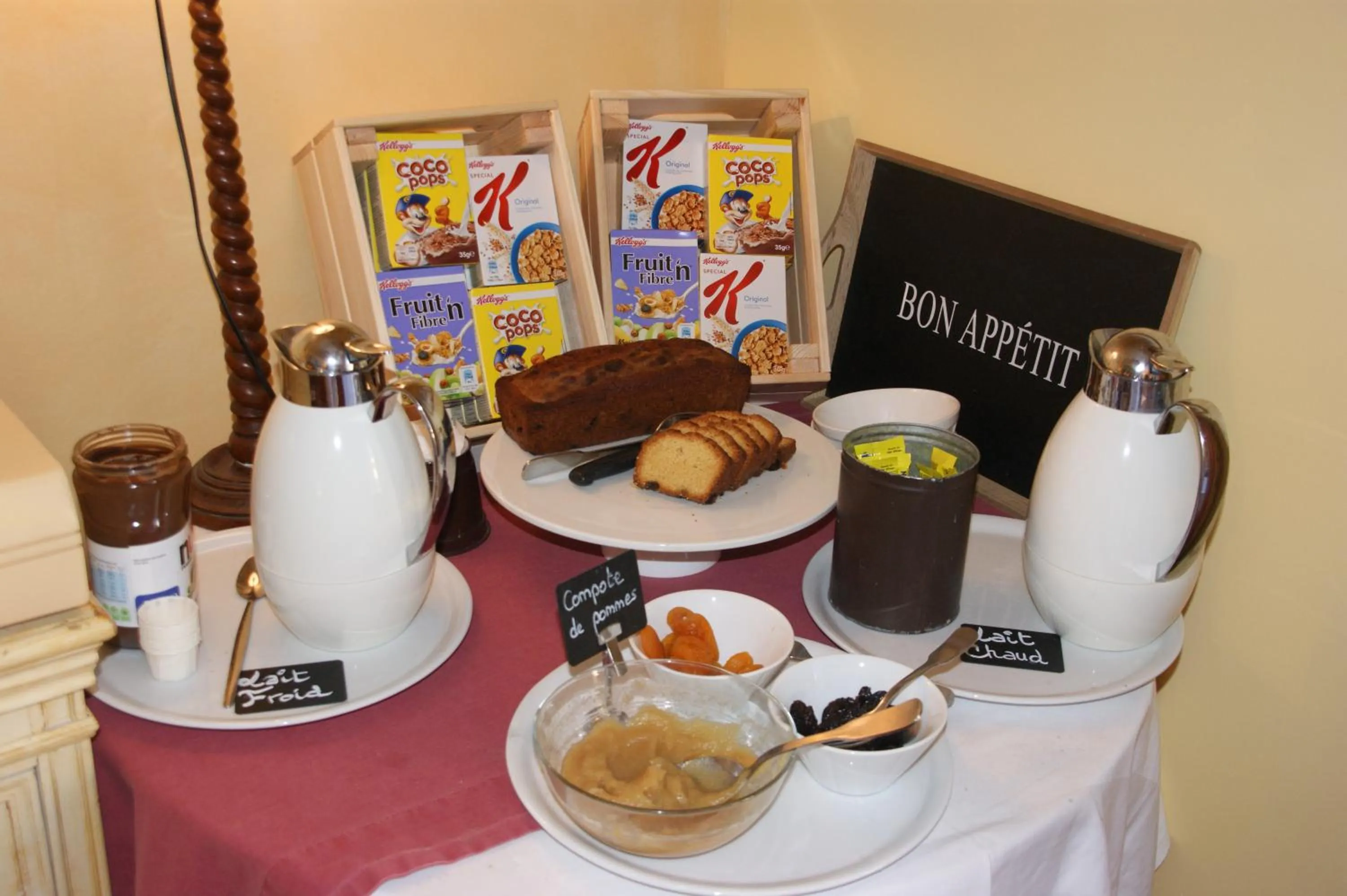 Buffet breakfast in Auberge des Glycines