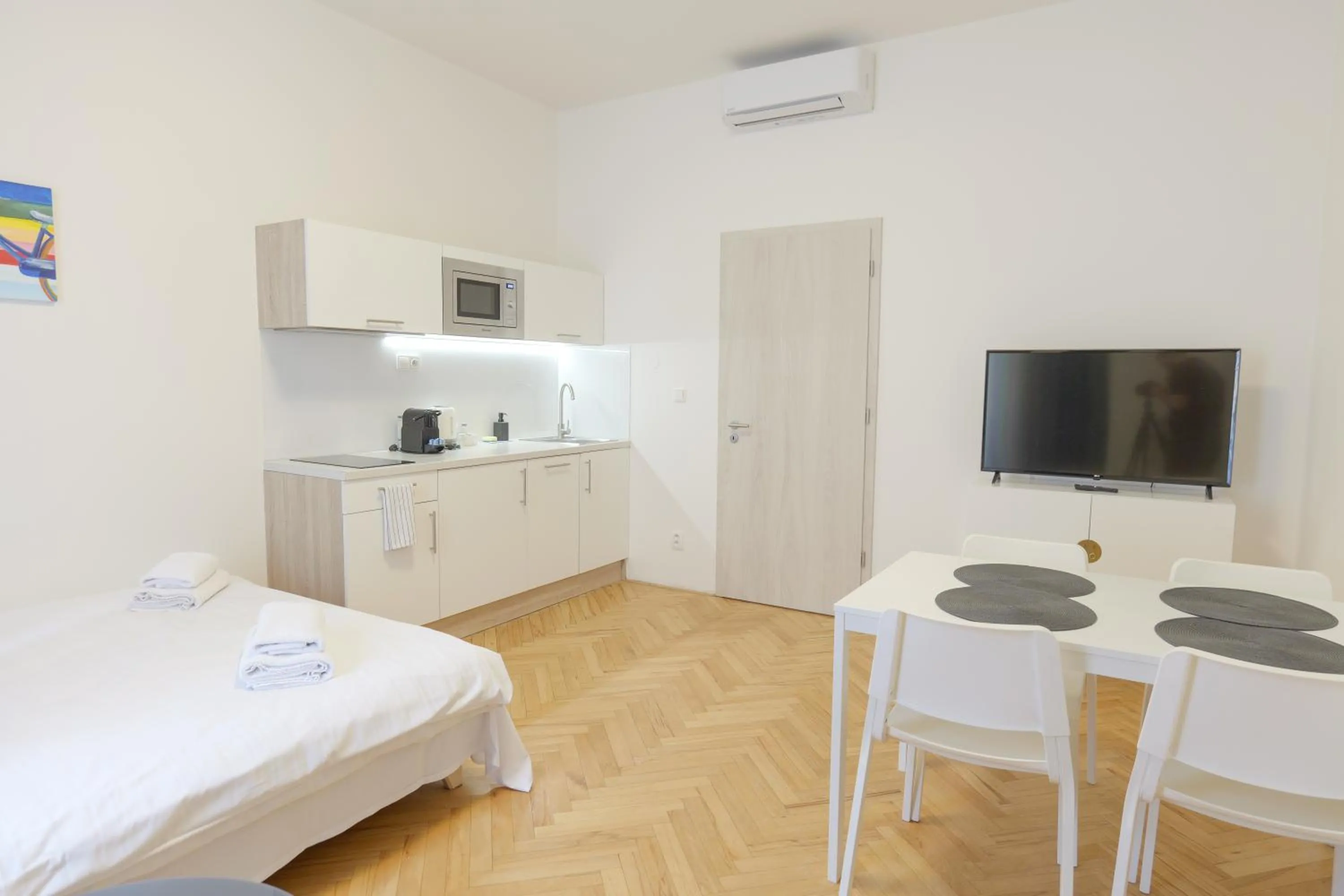 TV and multimedia, Bed in Gold Art Apartments