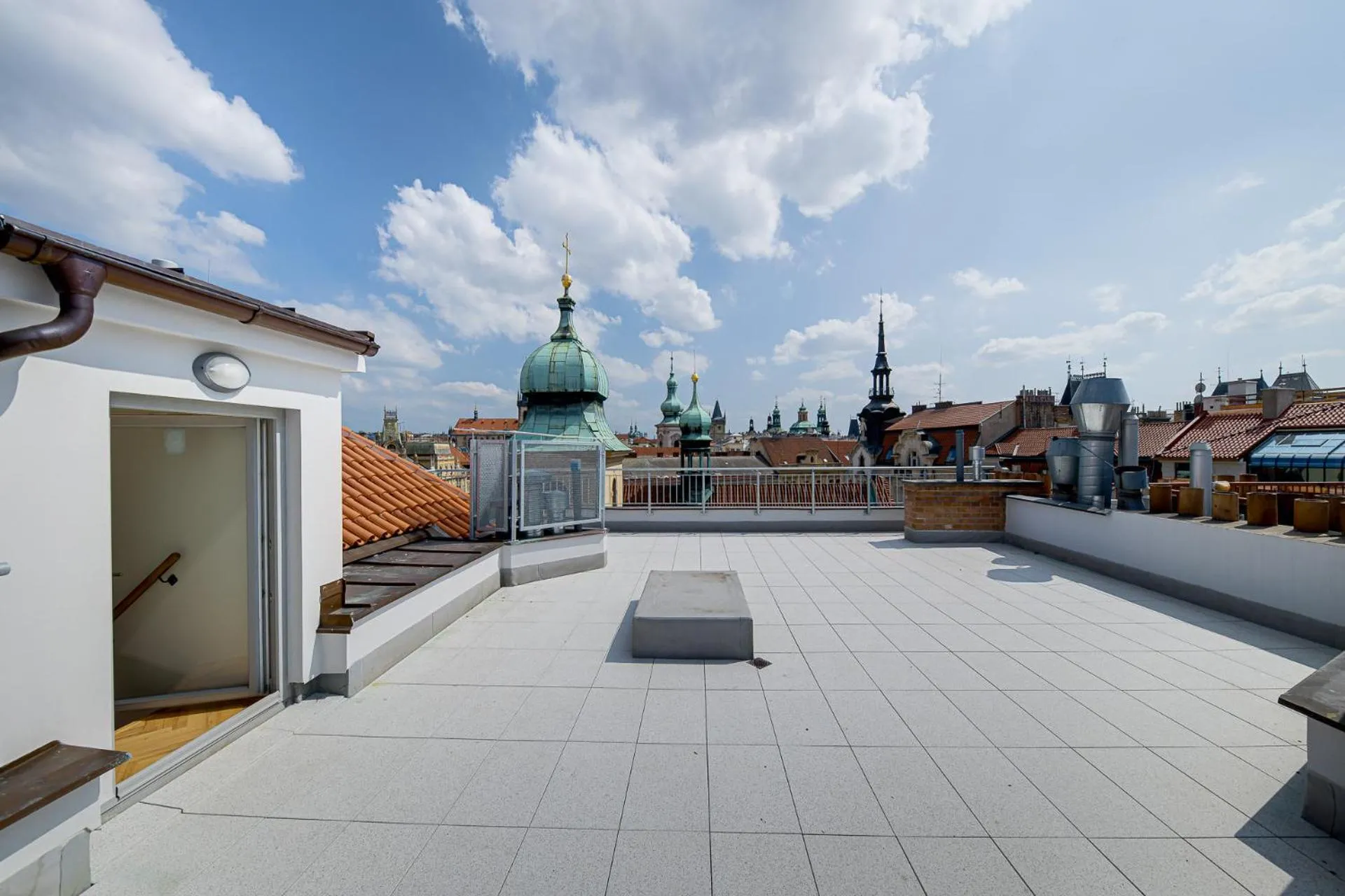 Neighbourhood in Gold Art Apartments