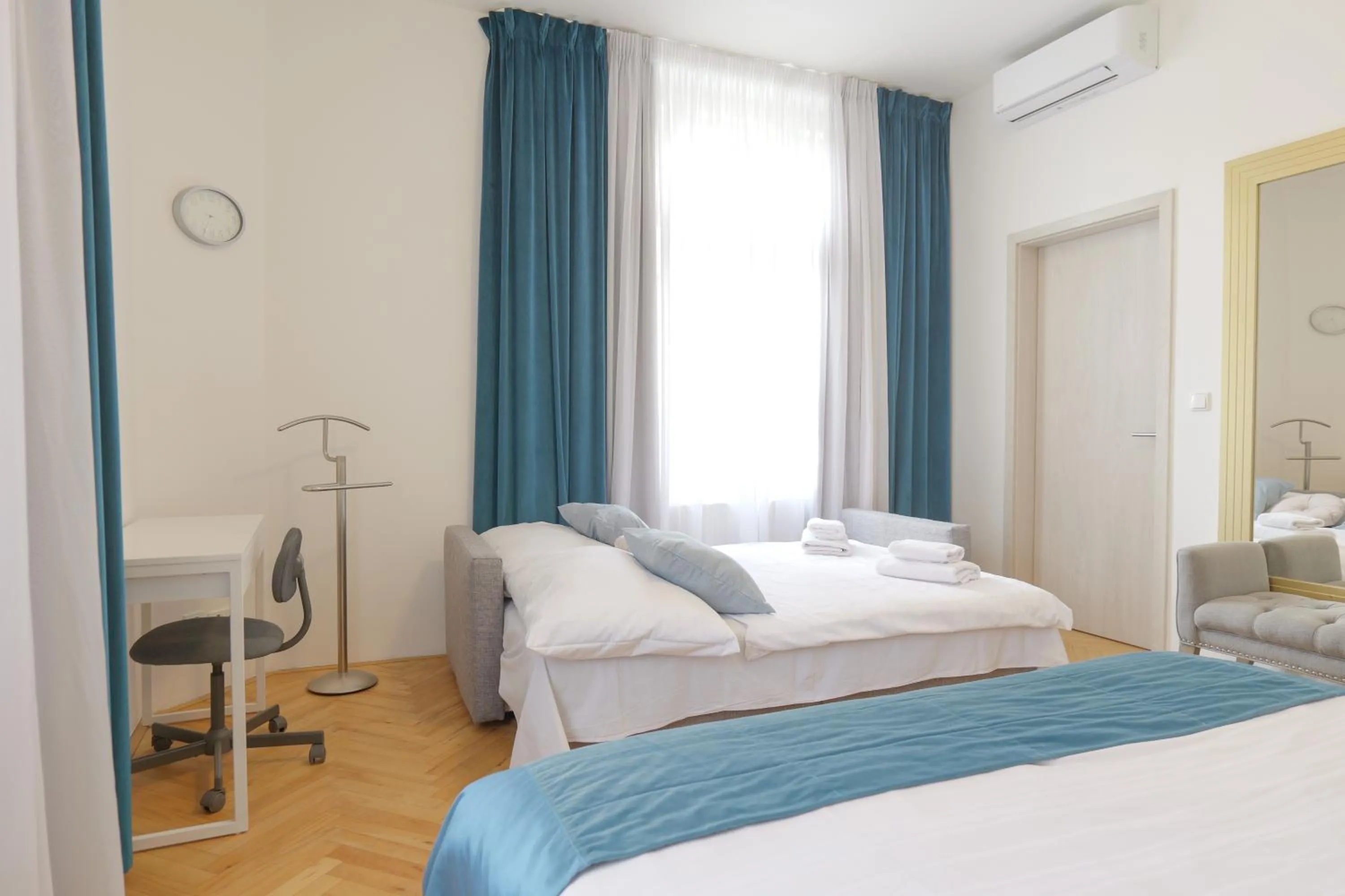 Bedroom, Bed in Gold Art Apartments