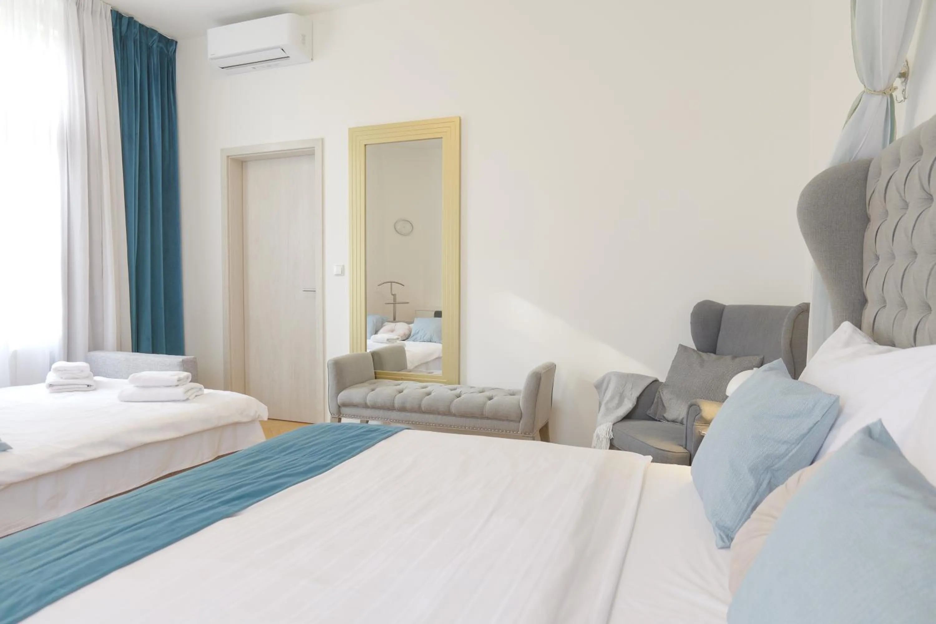 Bedroom, Bed in Gold Art Apartments