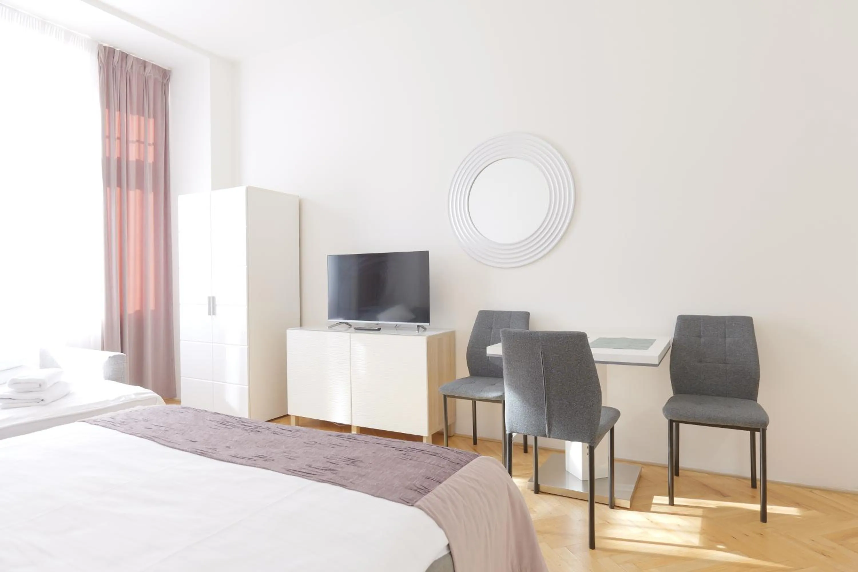Communal lounge/ TV room, Bed in Gold Art Apartments