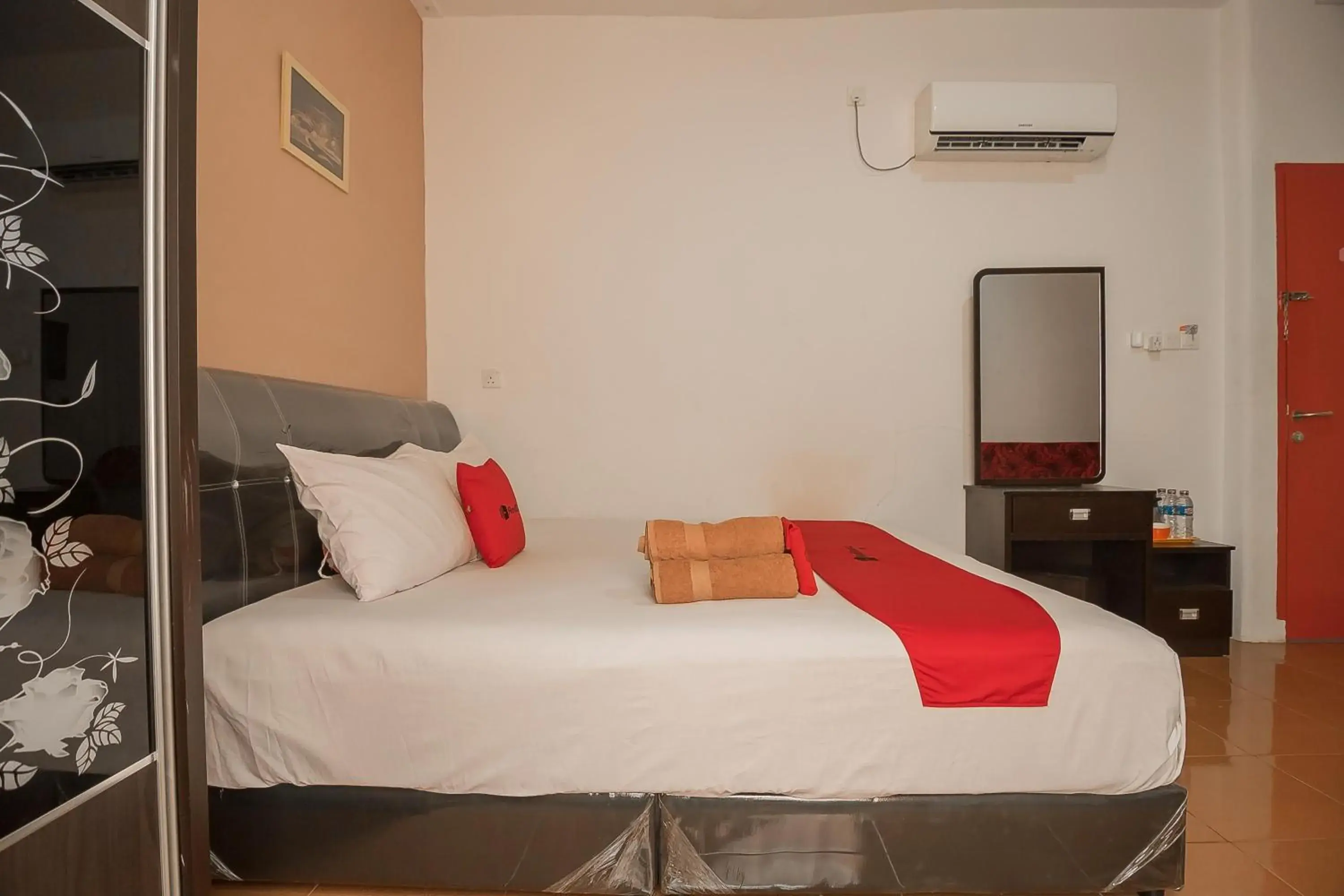 Double Room in RedDoorz @ Batam Center 2 Double Room in RedDoorz @ Batam Center 2