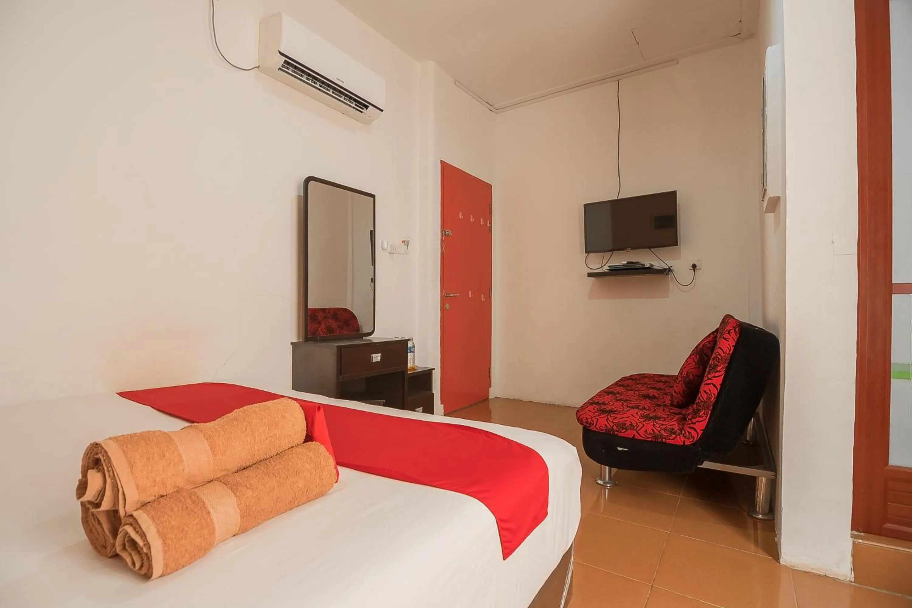 Bedroom, Bed in RedDoorz @ Batam Center 2