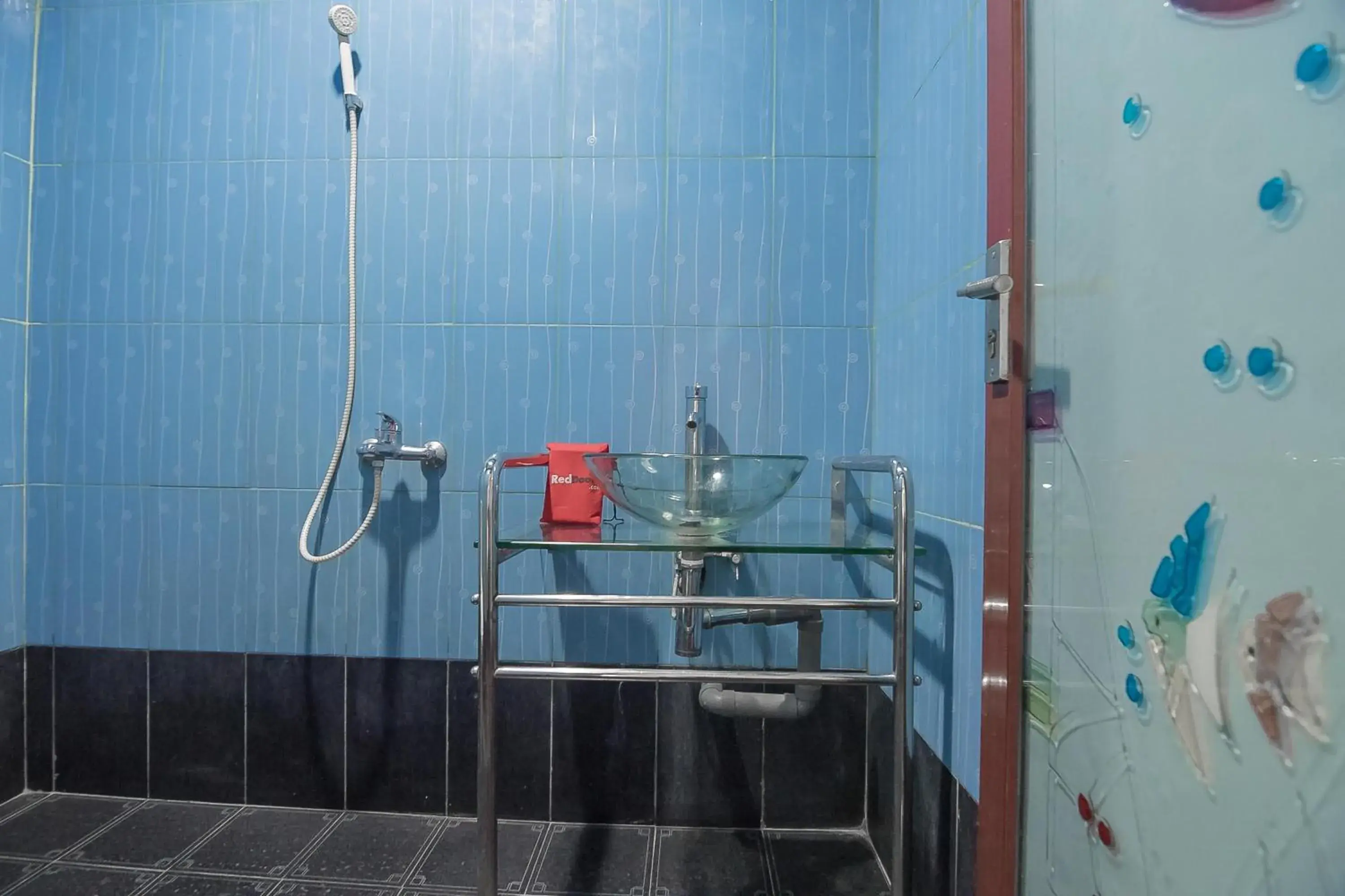 Bathroom in RedDoorz @ Batam Center 2 Bathroom in RedDoorz @ Batam Center 2