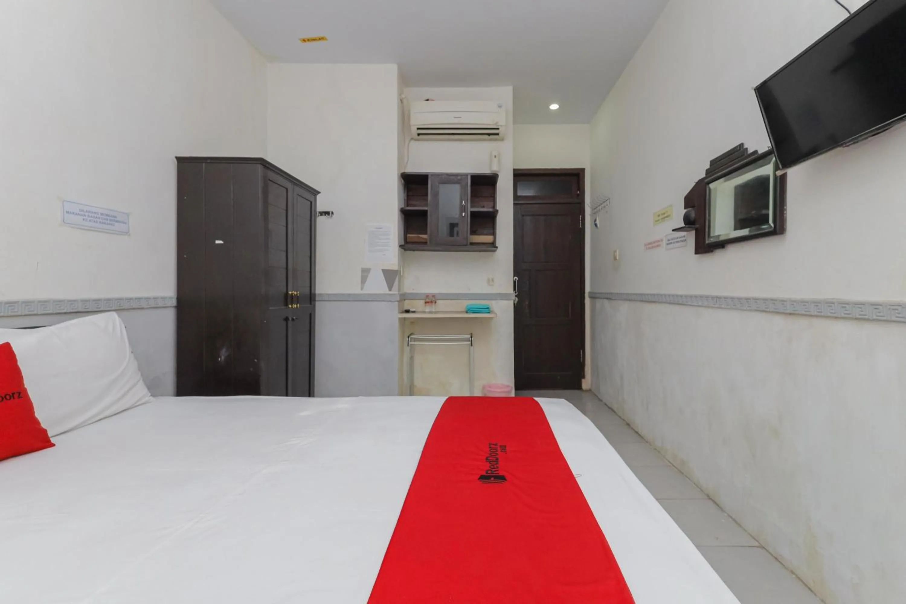 Bedroom, Bed in RedDoorz near Stasiun Malang Kota Lama 2