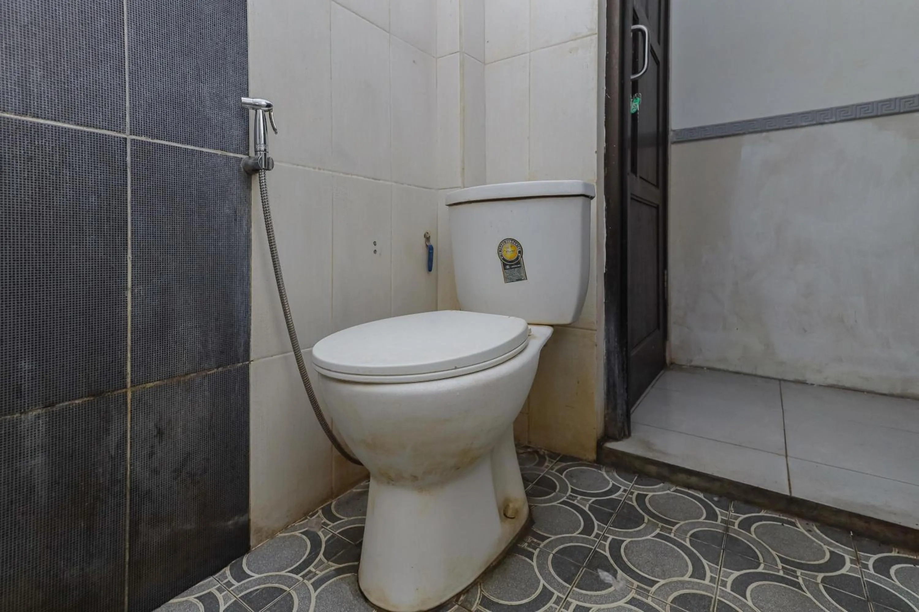 Bathroom in RedDoorz near Stasiun Malang Kota Lama 2