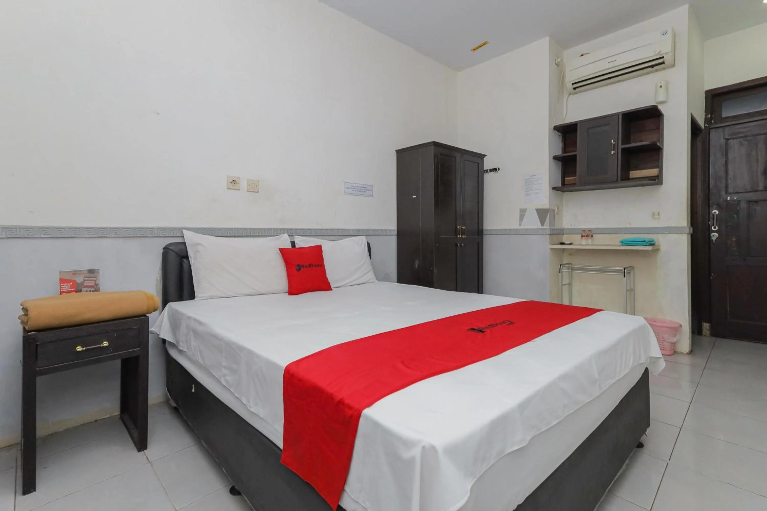 Bedroom, Bed in RedDoorz near Stasiun Malang Kota Lama 2