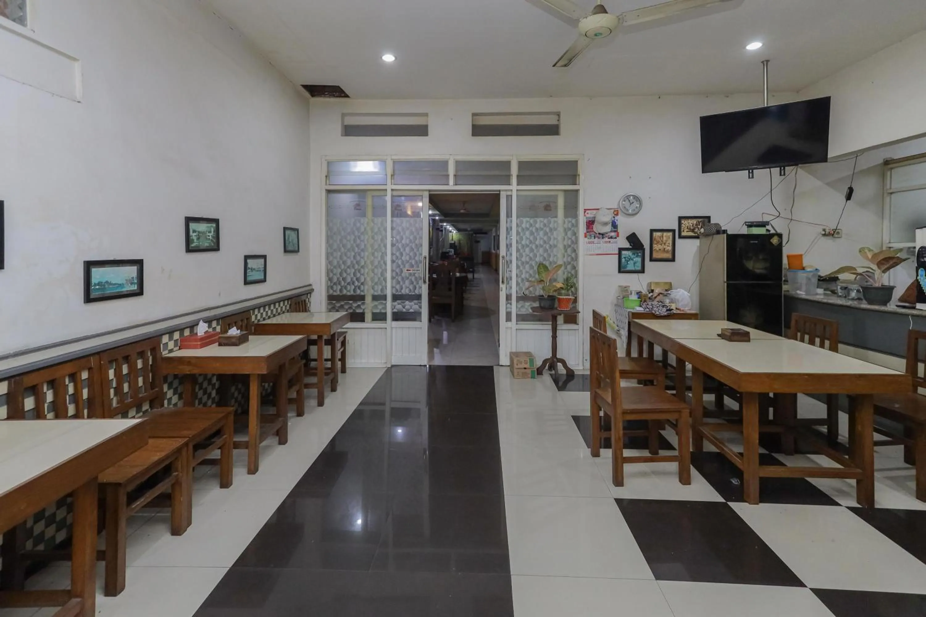 Restaurant/places to eat in RedDoorz near Stasiun Malang Kota Lama 2