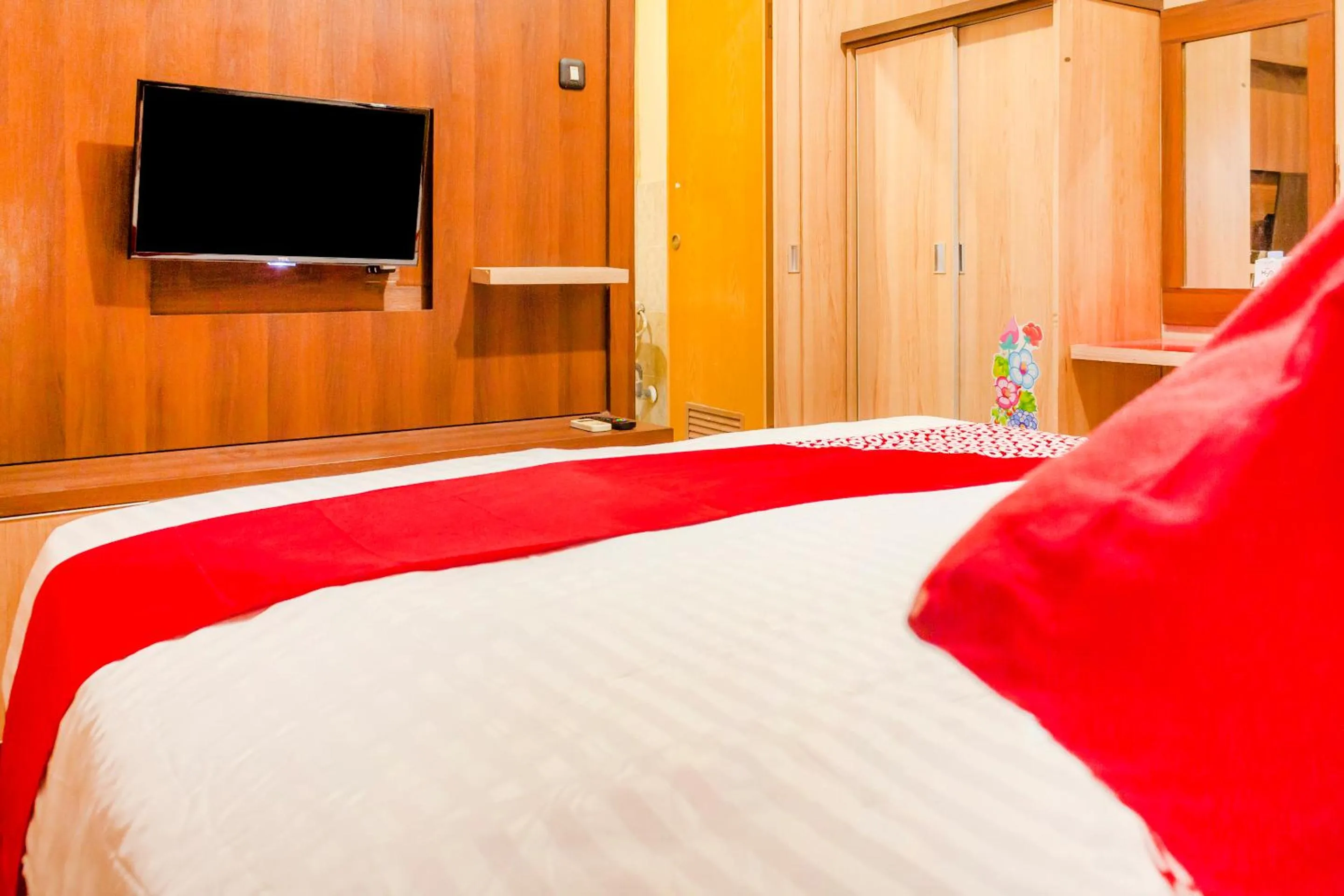 Bedroom, TV/Entertainment Center in OYO 789 Pelangi Residence