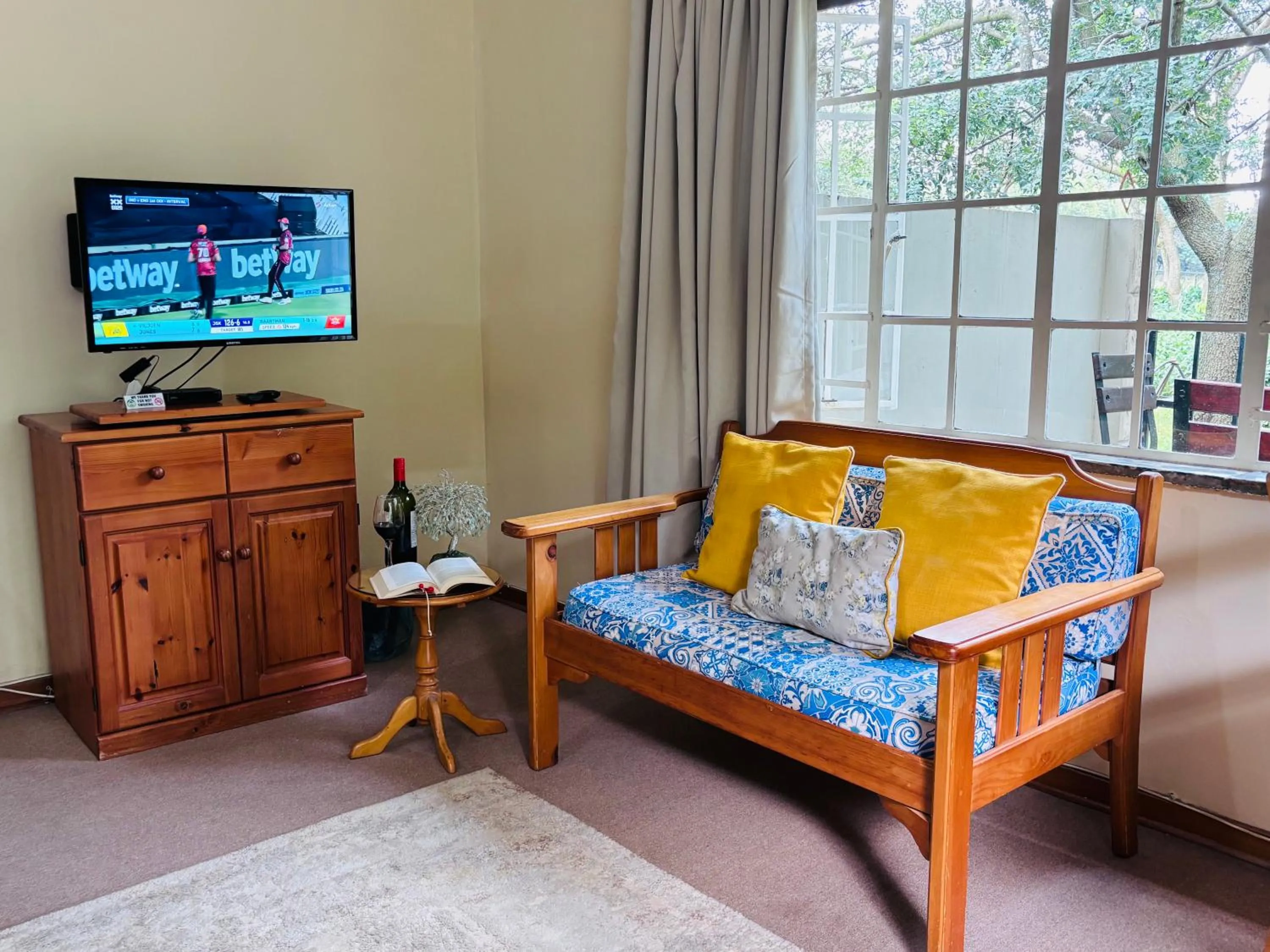Communal lounge/ TV room in Random Harvest Country Cottages