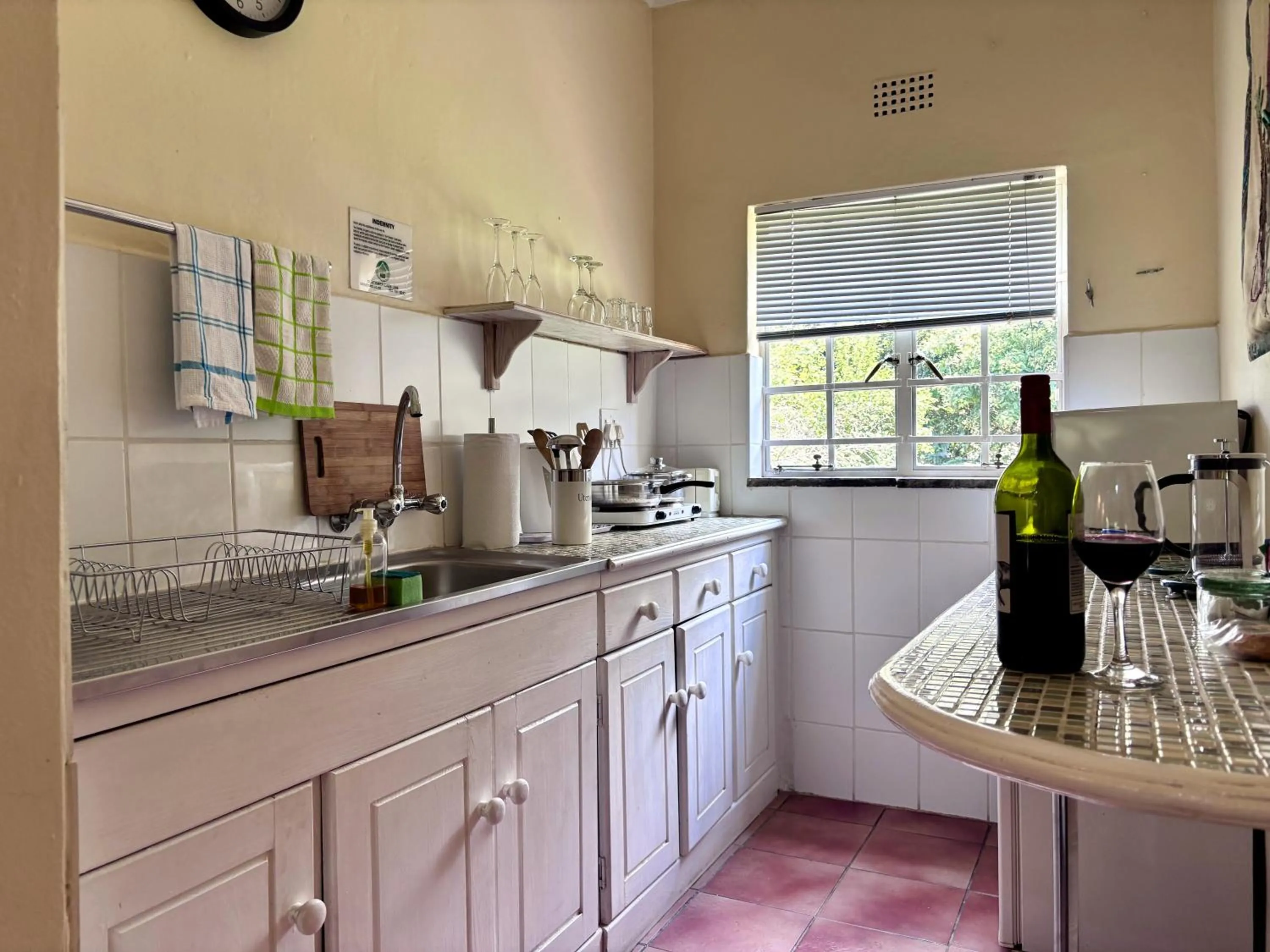 Kitchen or kitchenette in Random Harvest Country Cottages