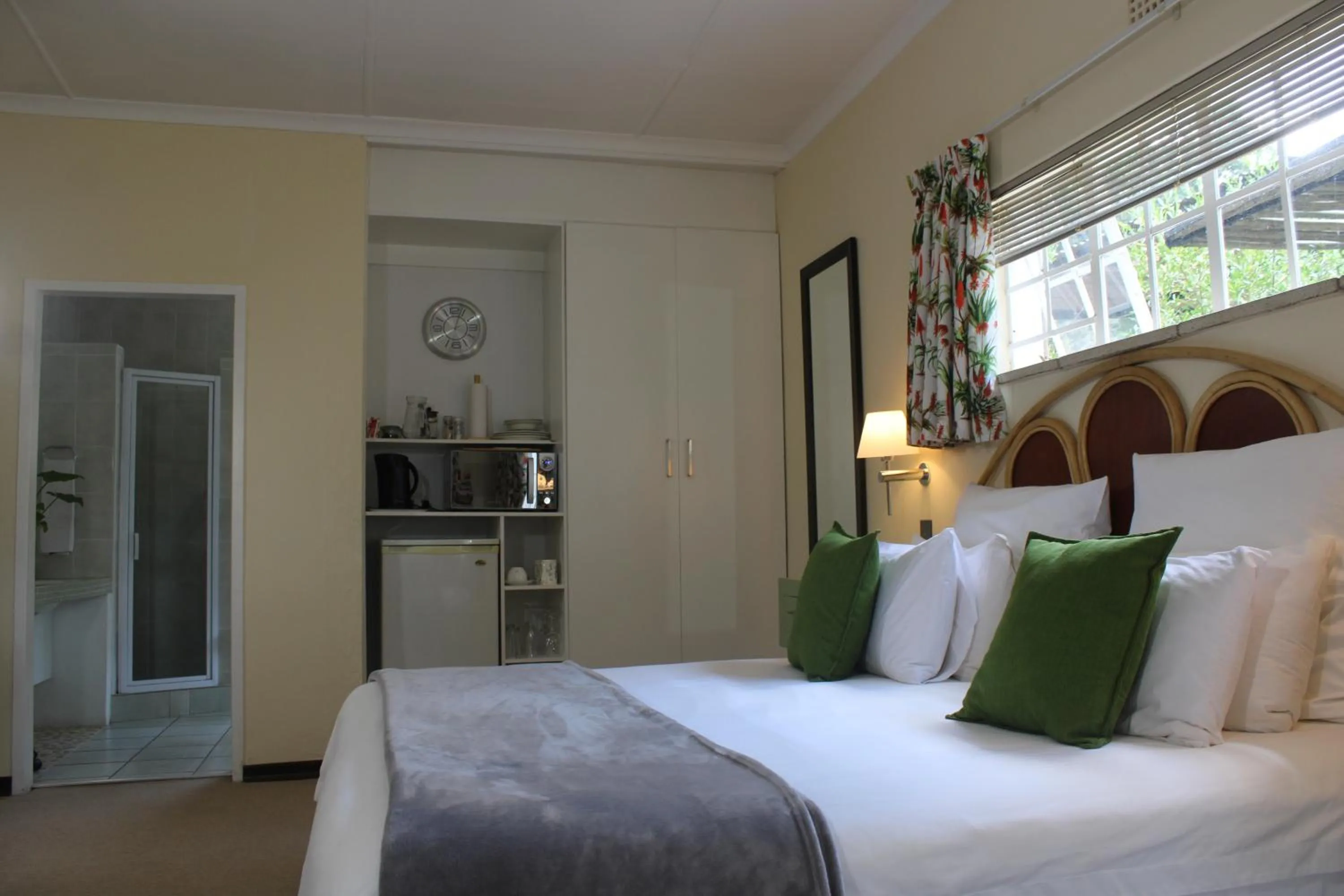 Photo of the whole room, Bed in Random Harvest Country Cottages