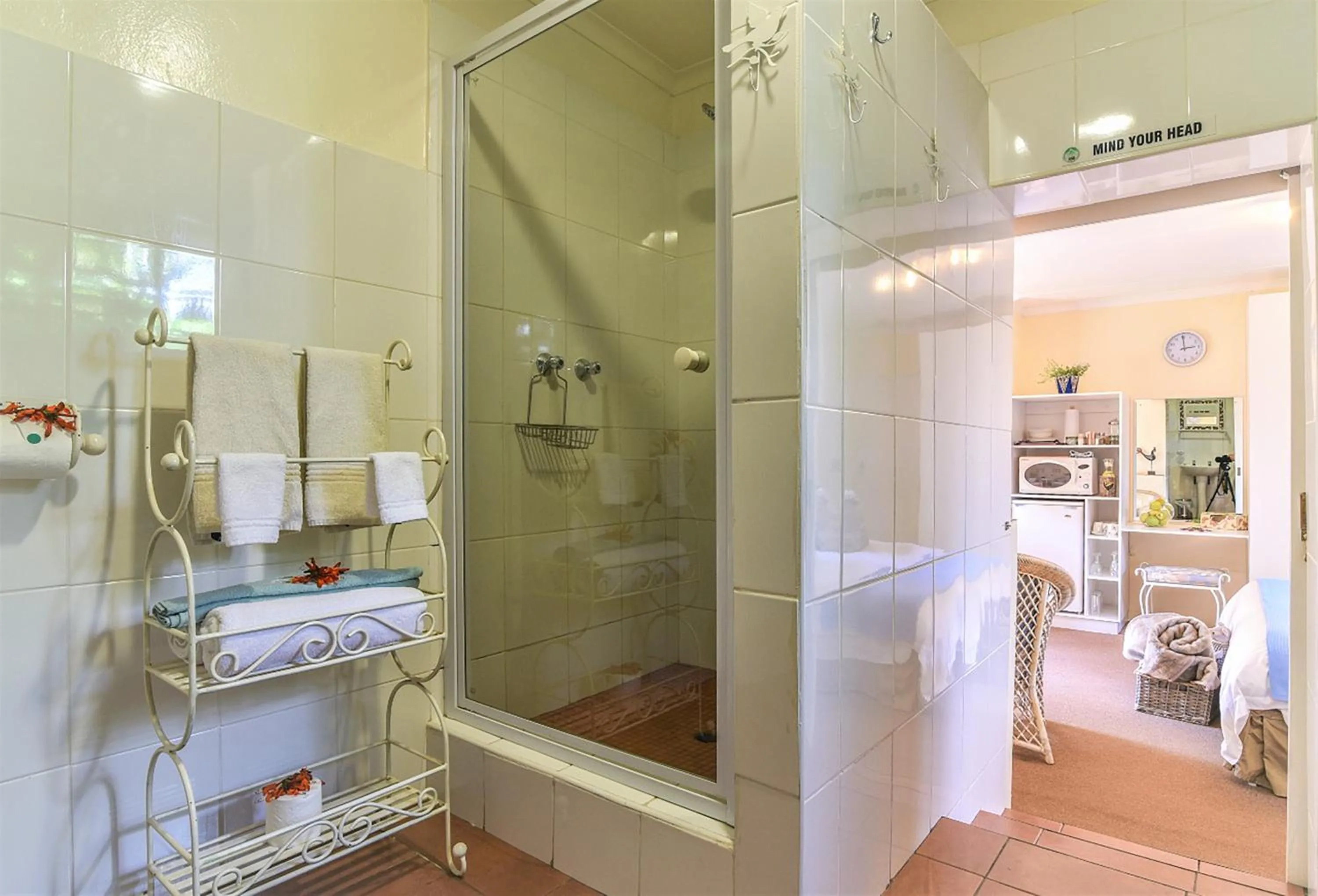 Bathroom, Bed in Random Harvest Country Cottages