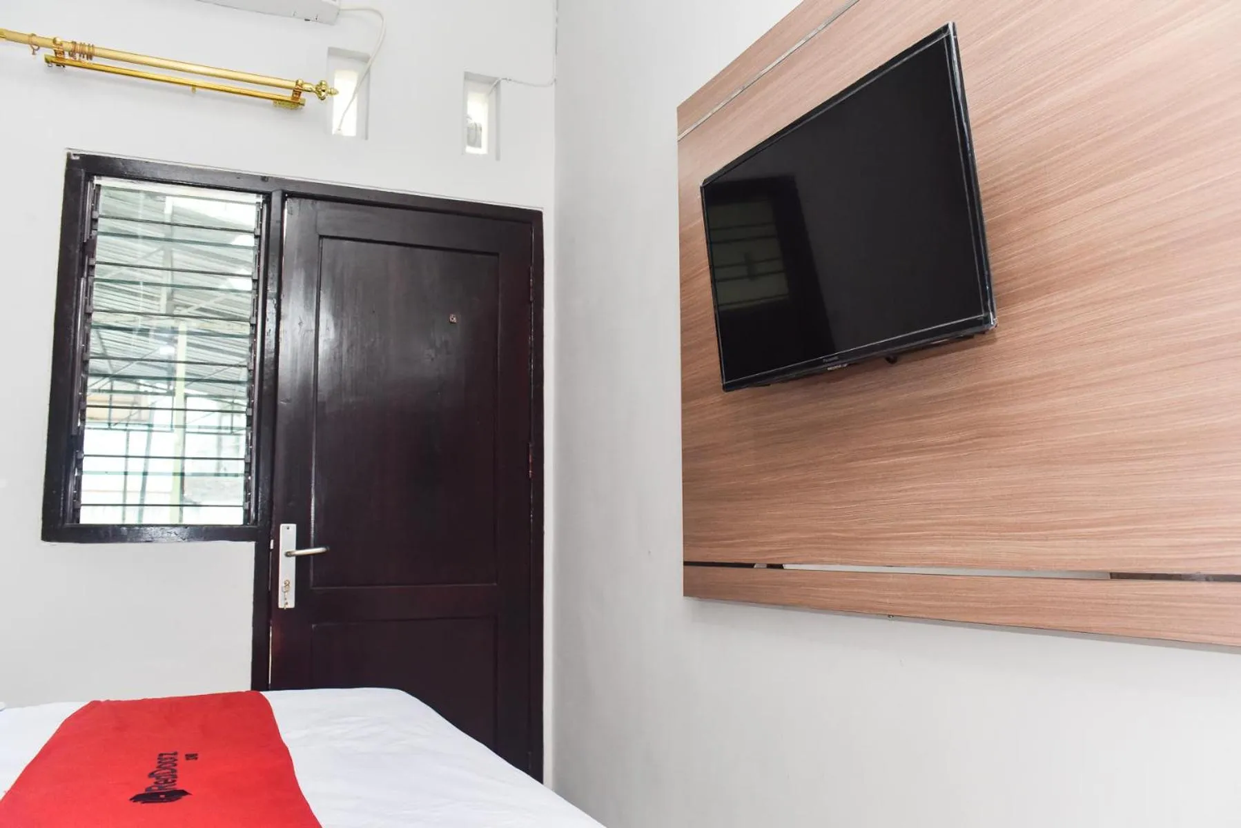 TV and multimedia, Bed in RedDoorz Plus near Malang Town Square