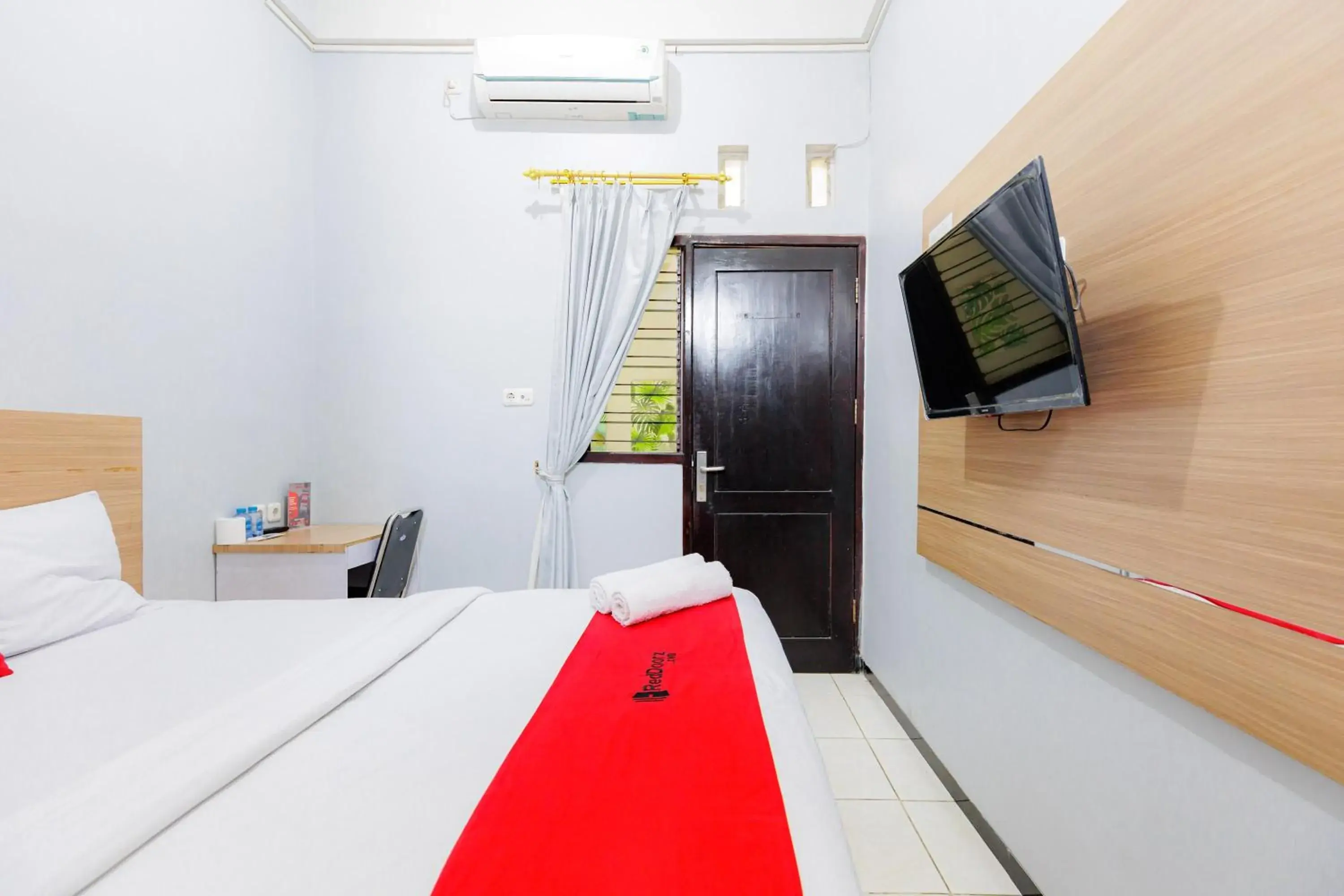 Bedroom, Bed in RedDoorz Plus near Malang Town Square Bedroom, Bed in RedDoorz Plus near Malang Town Square
