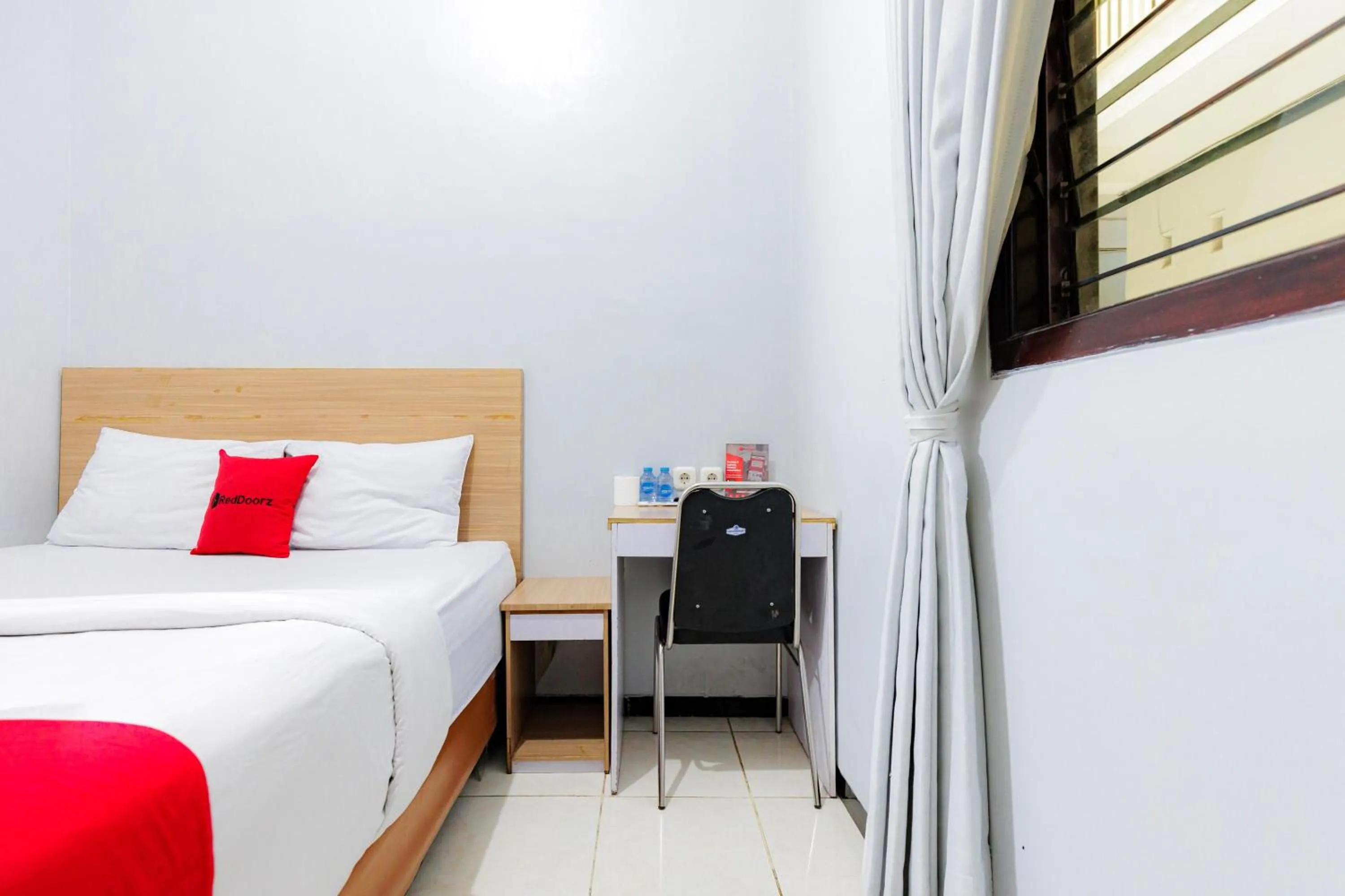 Bedroom, Bed in RedDoorz Plus near Malang Town Square