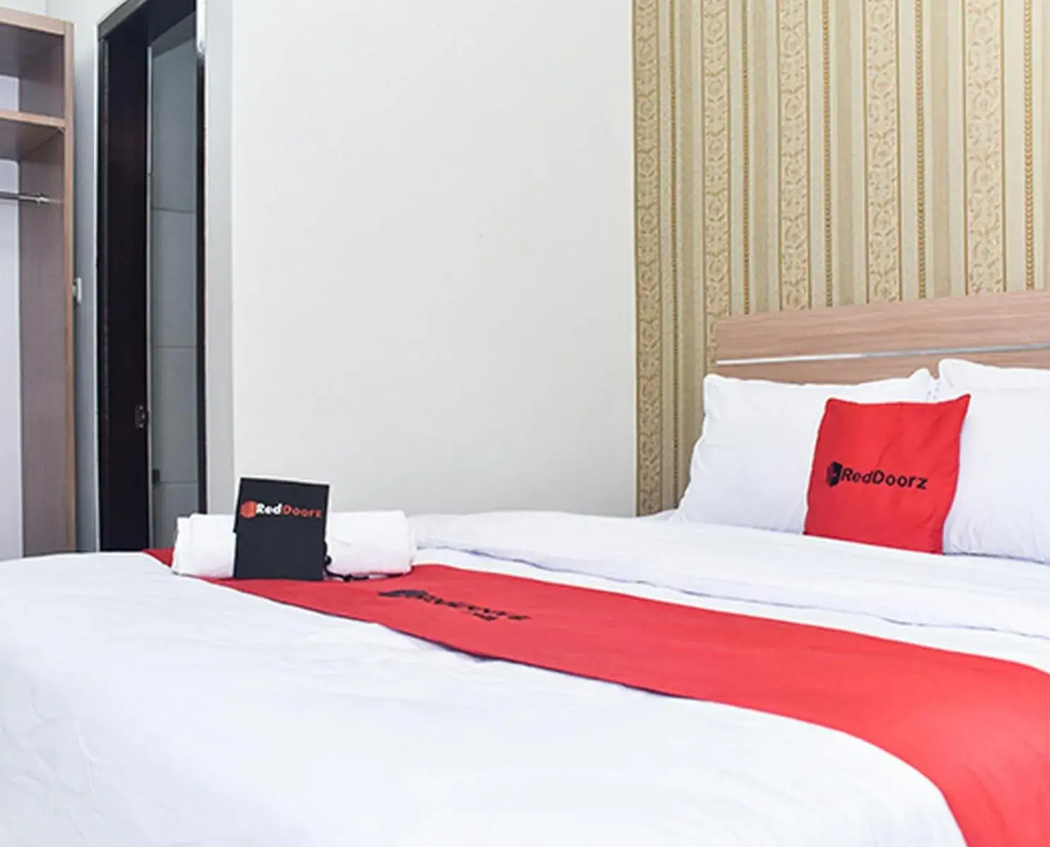 Bedroom, Bed in RedDoorz Plus near Malang Town Square Bedroom, Bed in RedDoorz Plus near Malang Town Square