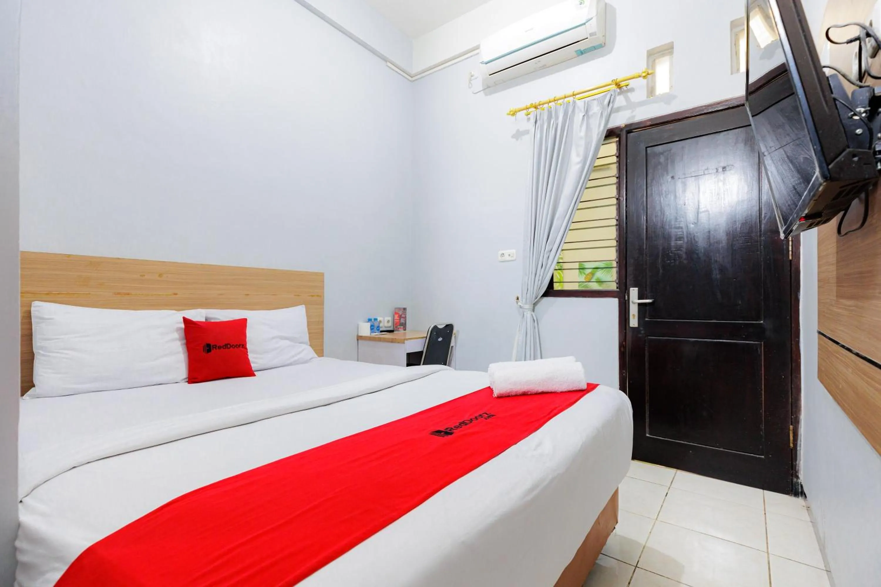 Bedroom, Bed in RedDoorz Plus near Malang Town Square