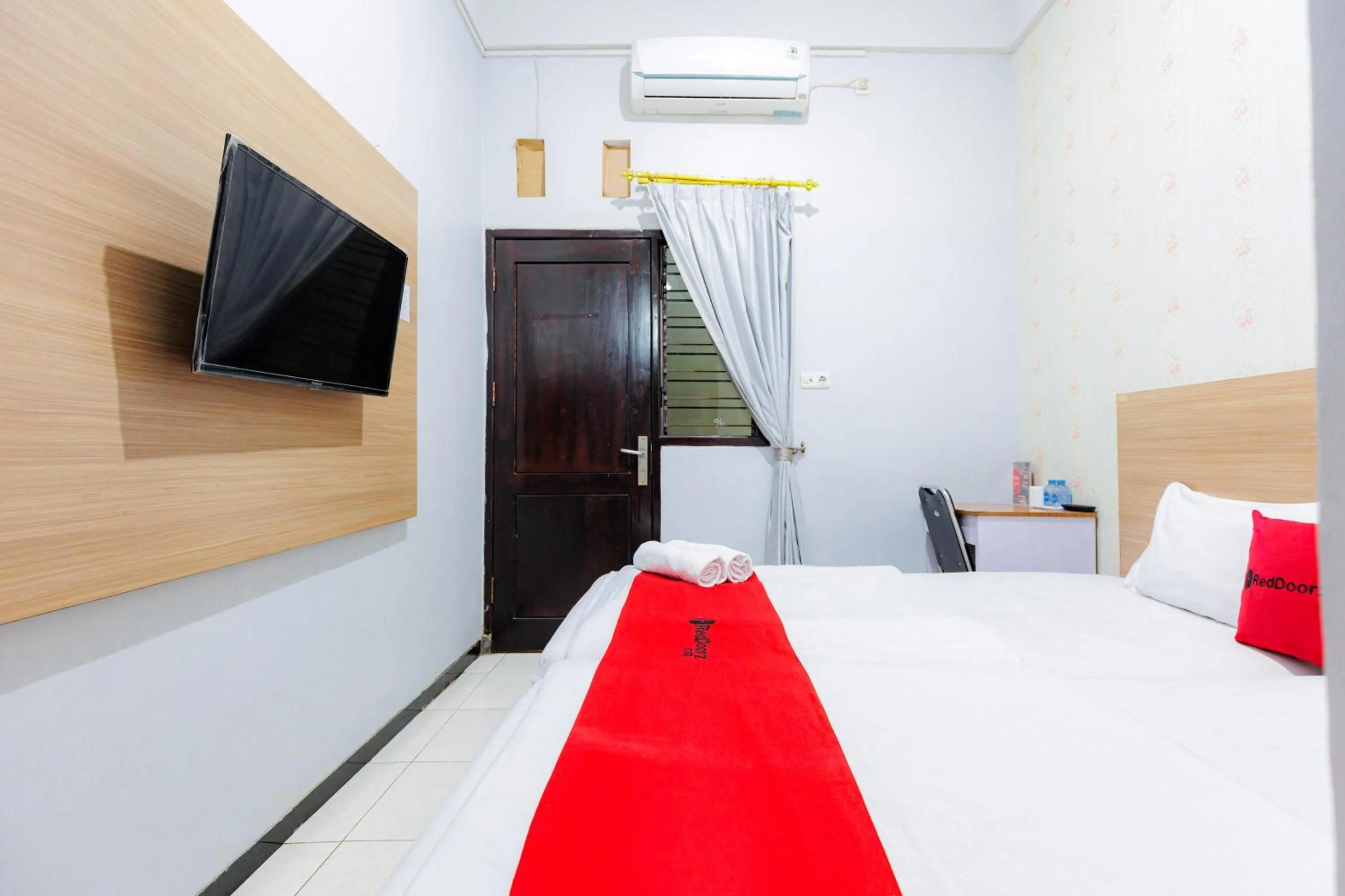 Bedroom, Bed in RedDoorz Plus near Malang Town Square