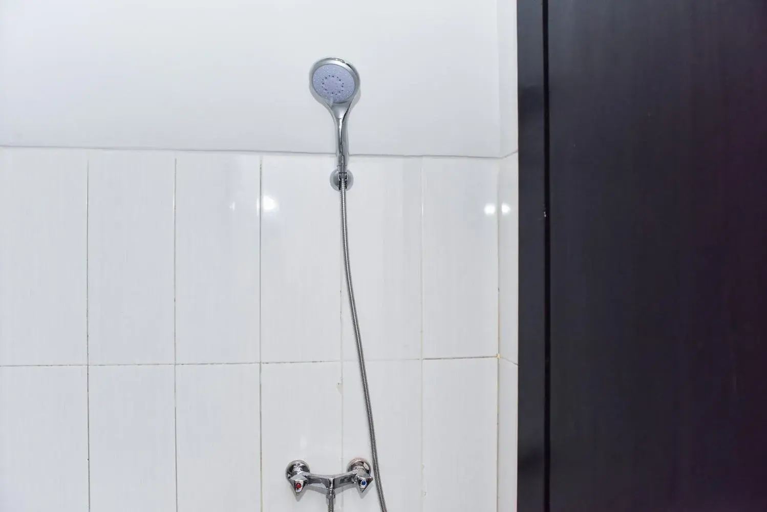 Shower in RedDoorz Plus near Malang Town Square Shower in RedDoorz Plus near Malang Town Square