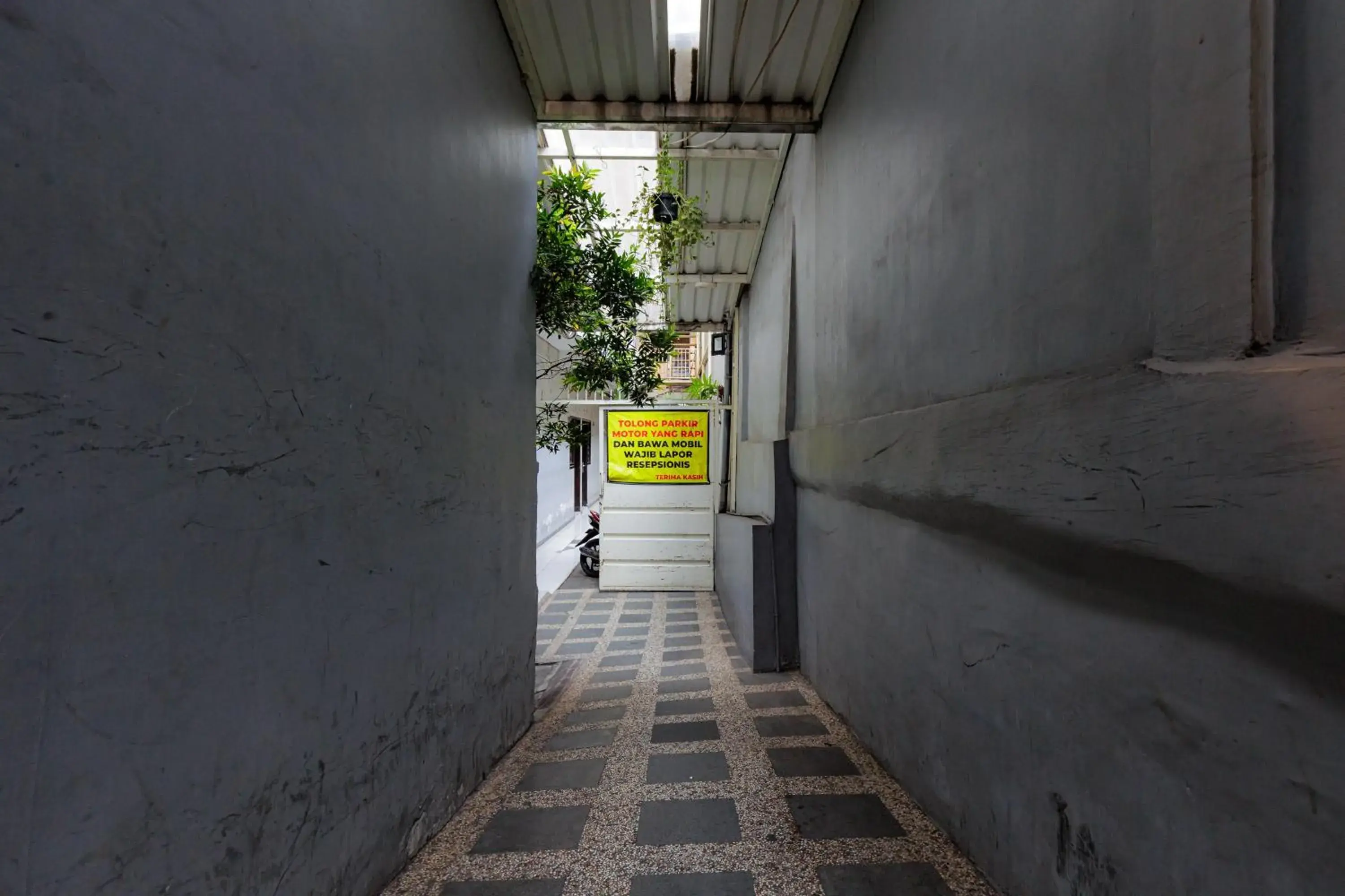 Property building in RedDoorz Plus near Malang Town Square Property building in RedDoorz Plus near Malang Town Square