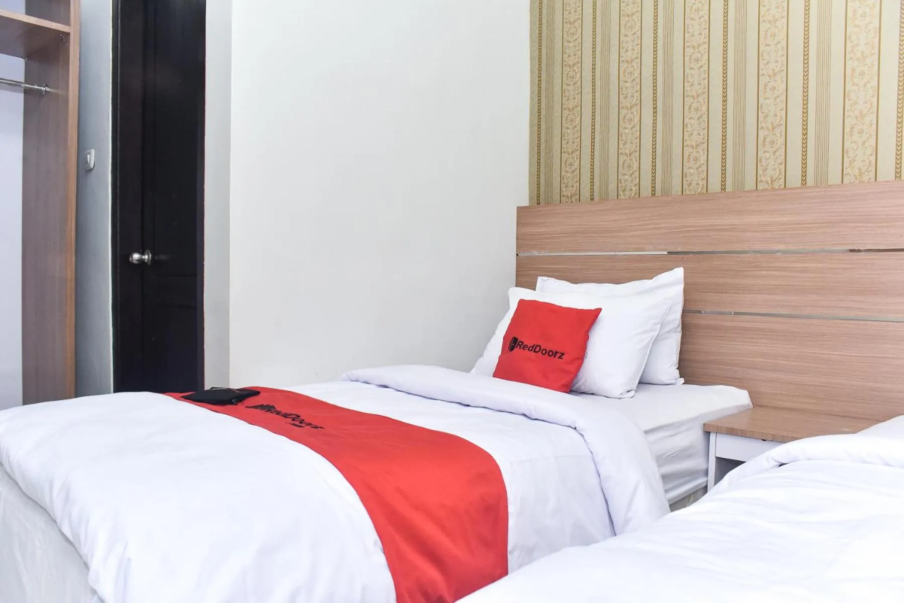 Bedroom, Bed in RedDoorz Plus near Malang Town Square