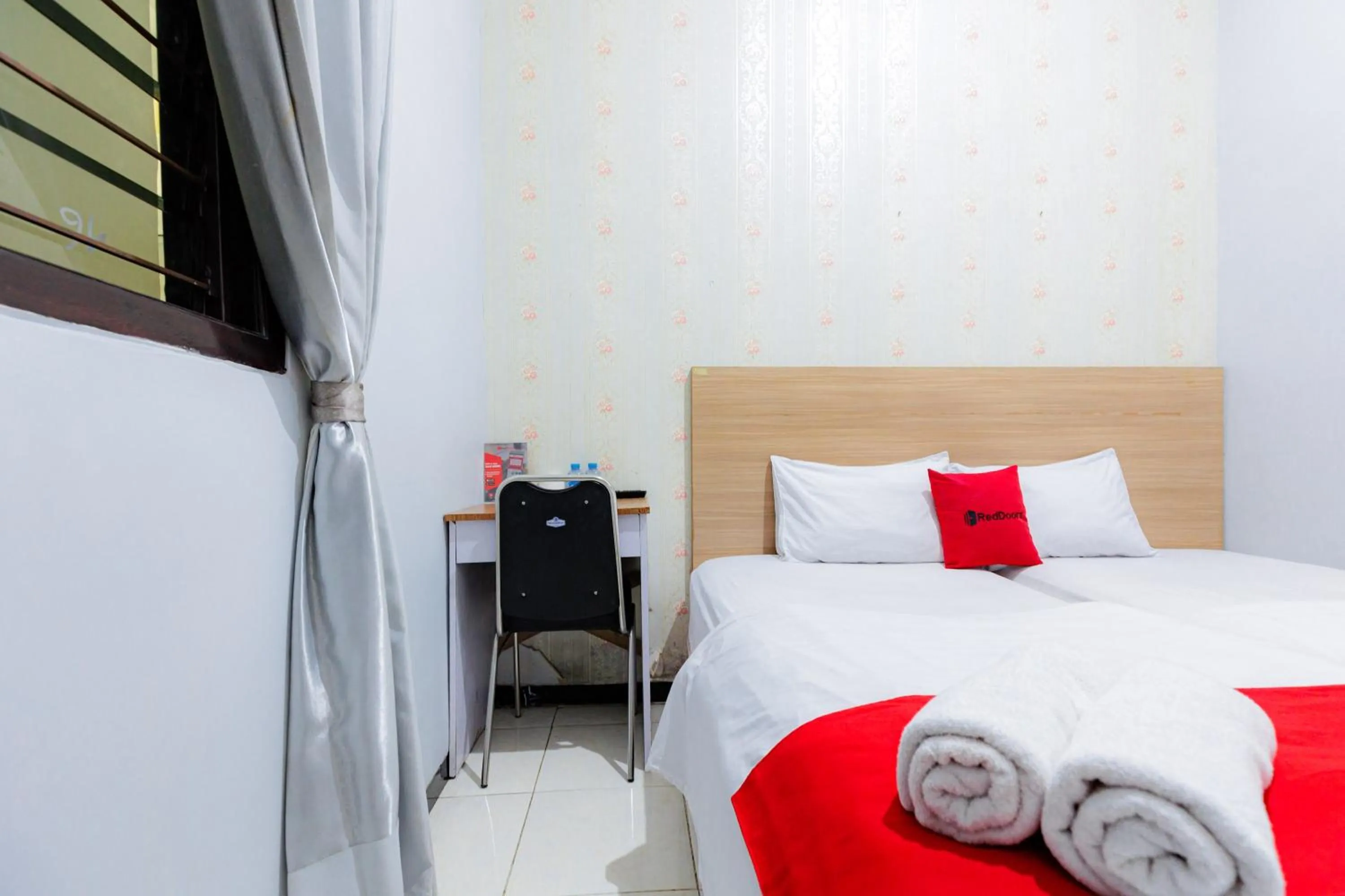 Bedroom, Bed in RedDoorz Plus near Malang Town Square