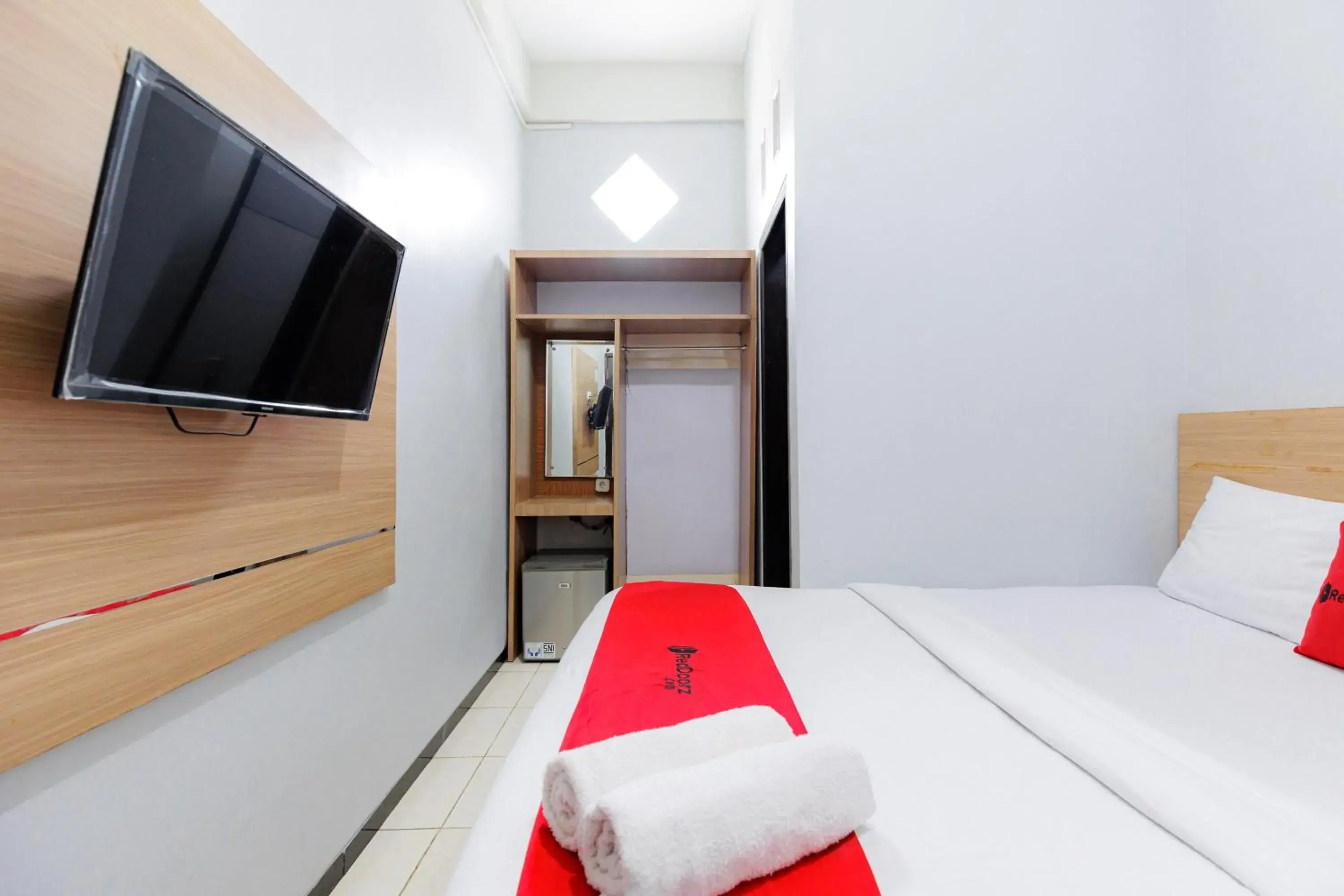 Bedroom, Bed in RedDoorz Plus near Malang Town Square Bedroom, Bed in RedDoorz Plus near Malang Town Square