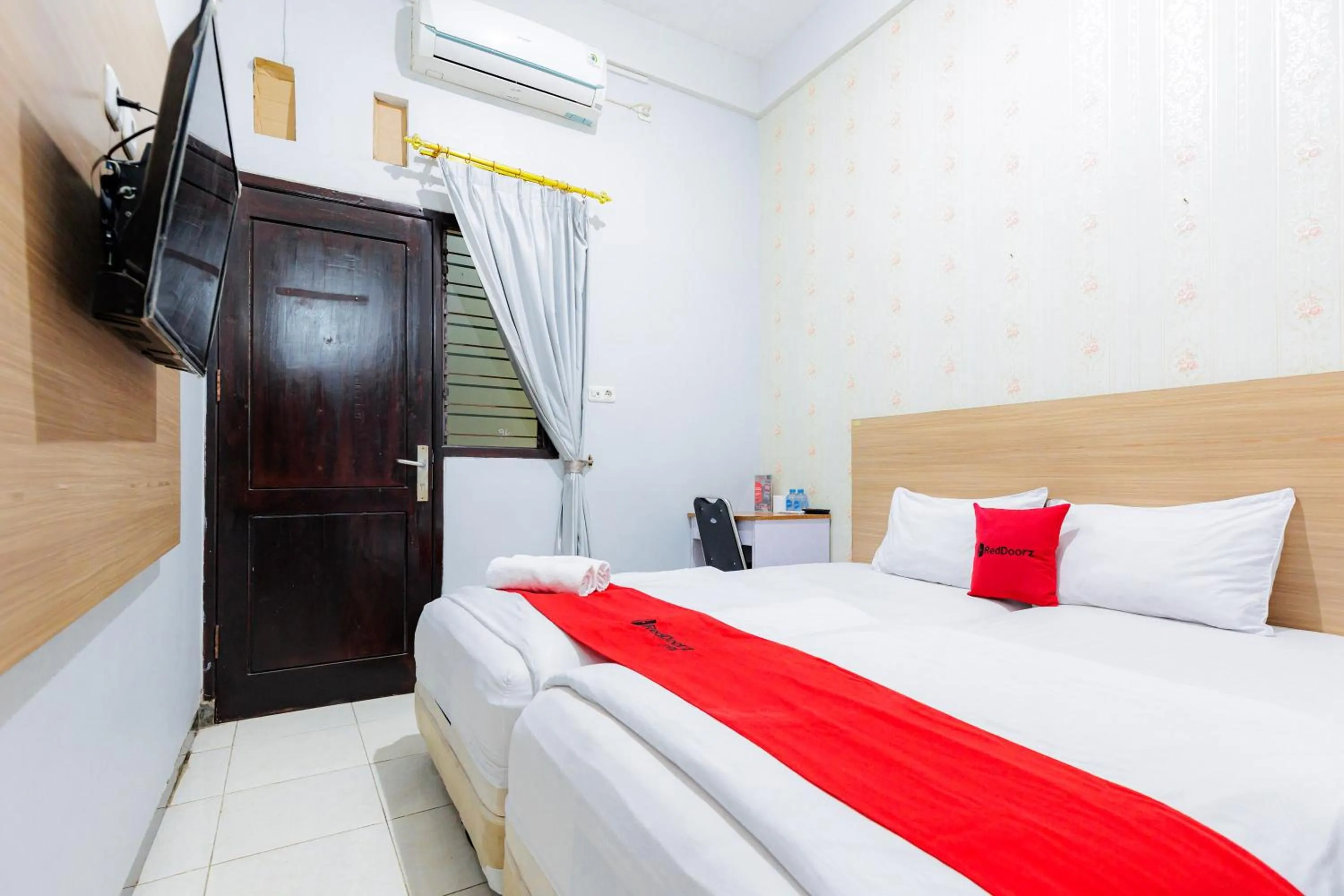 Bedroom, Bed in RedDoorz Plus near Malang Town Square
