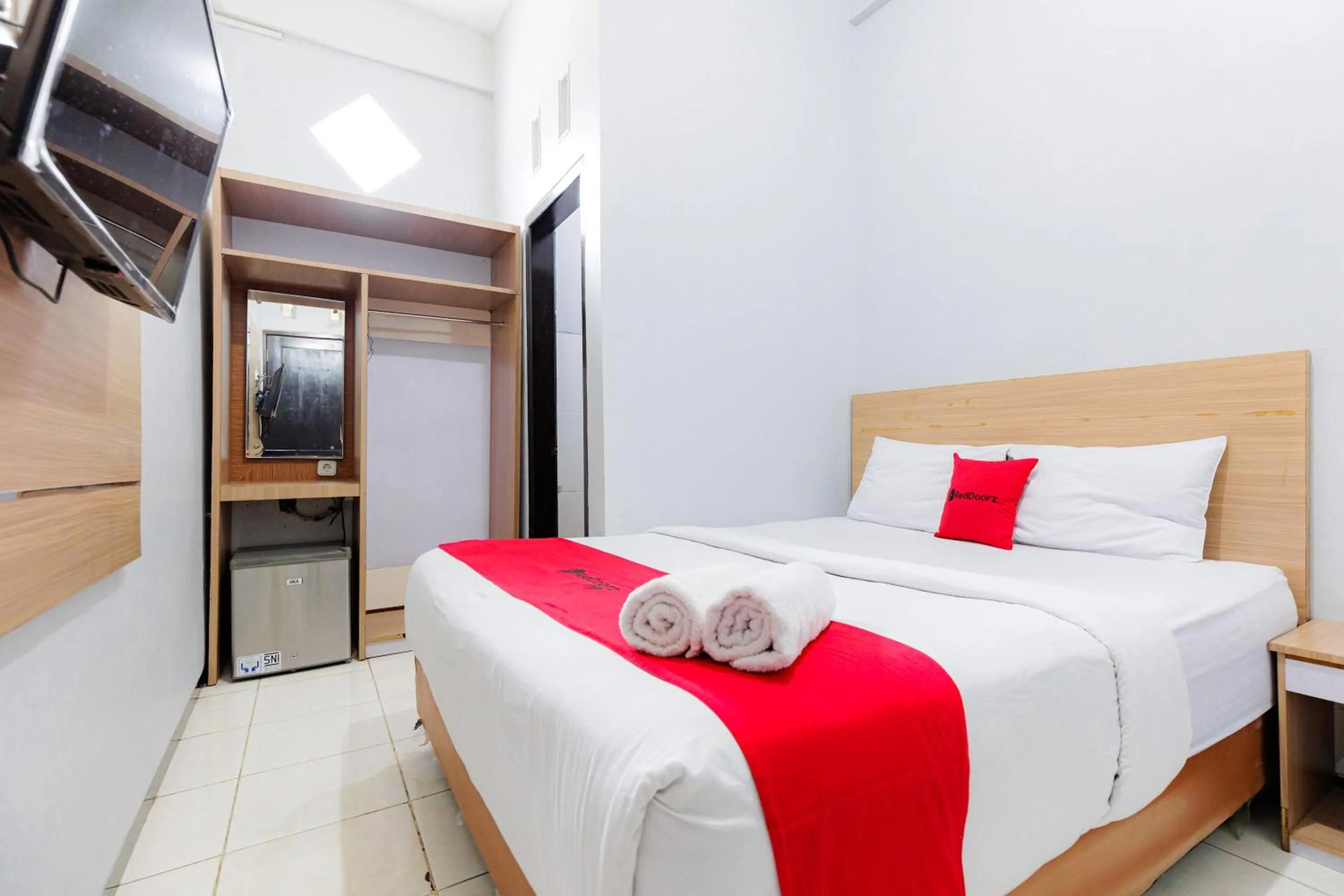 Bedroom, Bed in RedDoorz Plus near Malang Town Square