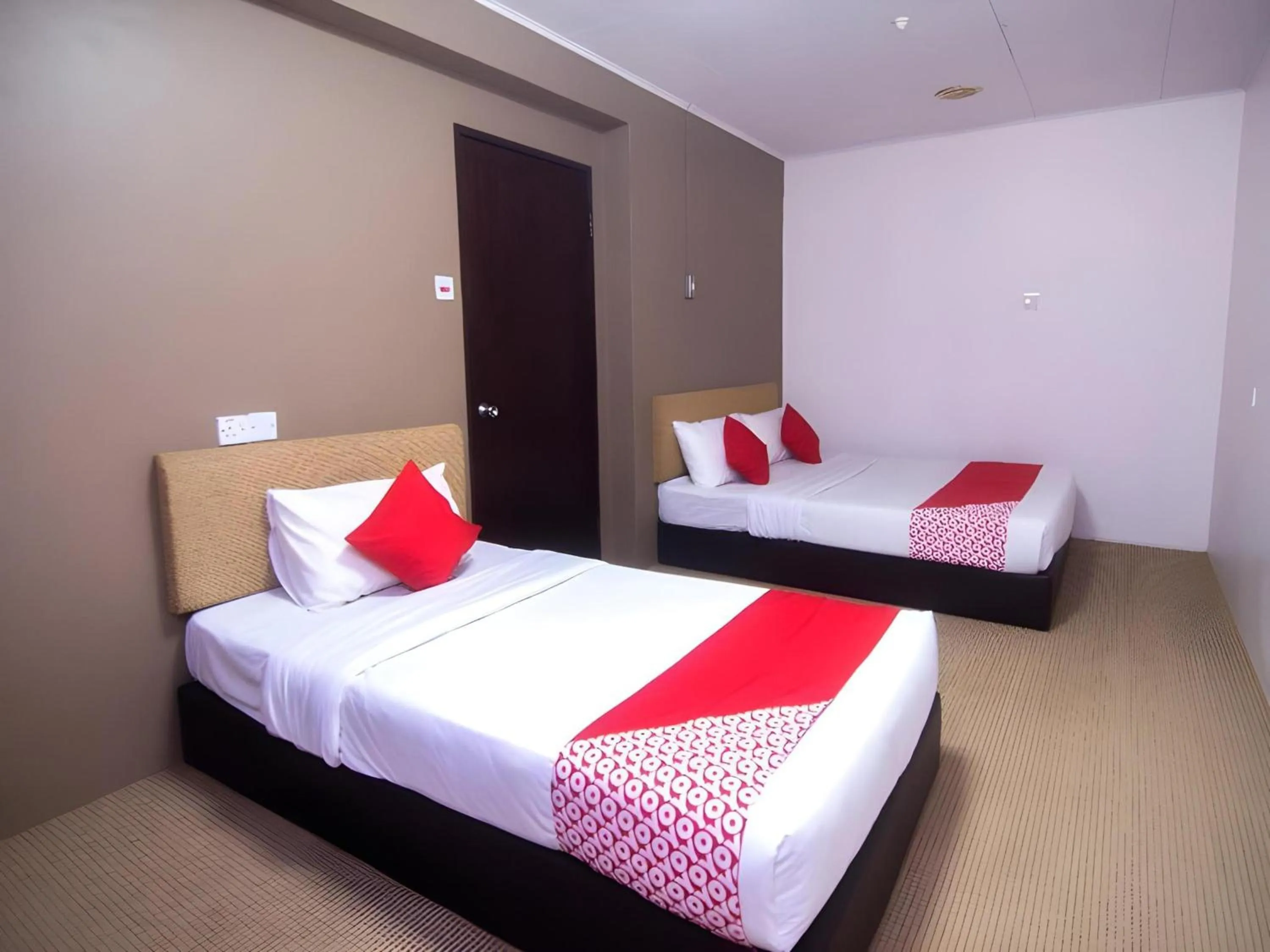 Photo of the whole room, Bed in Hotel O Hua Kuok Inn