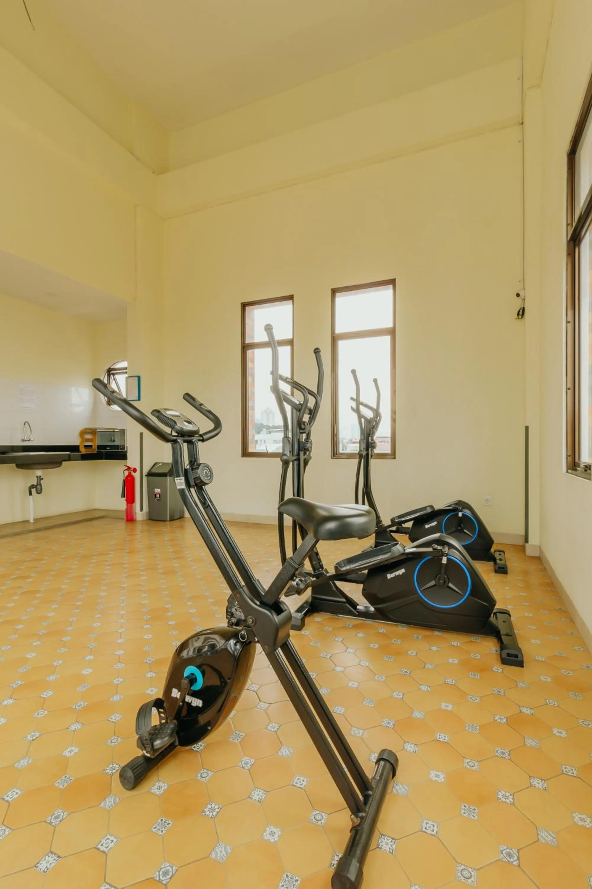 Fitness centre/facilities in Urbanest Inn House Slipi