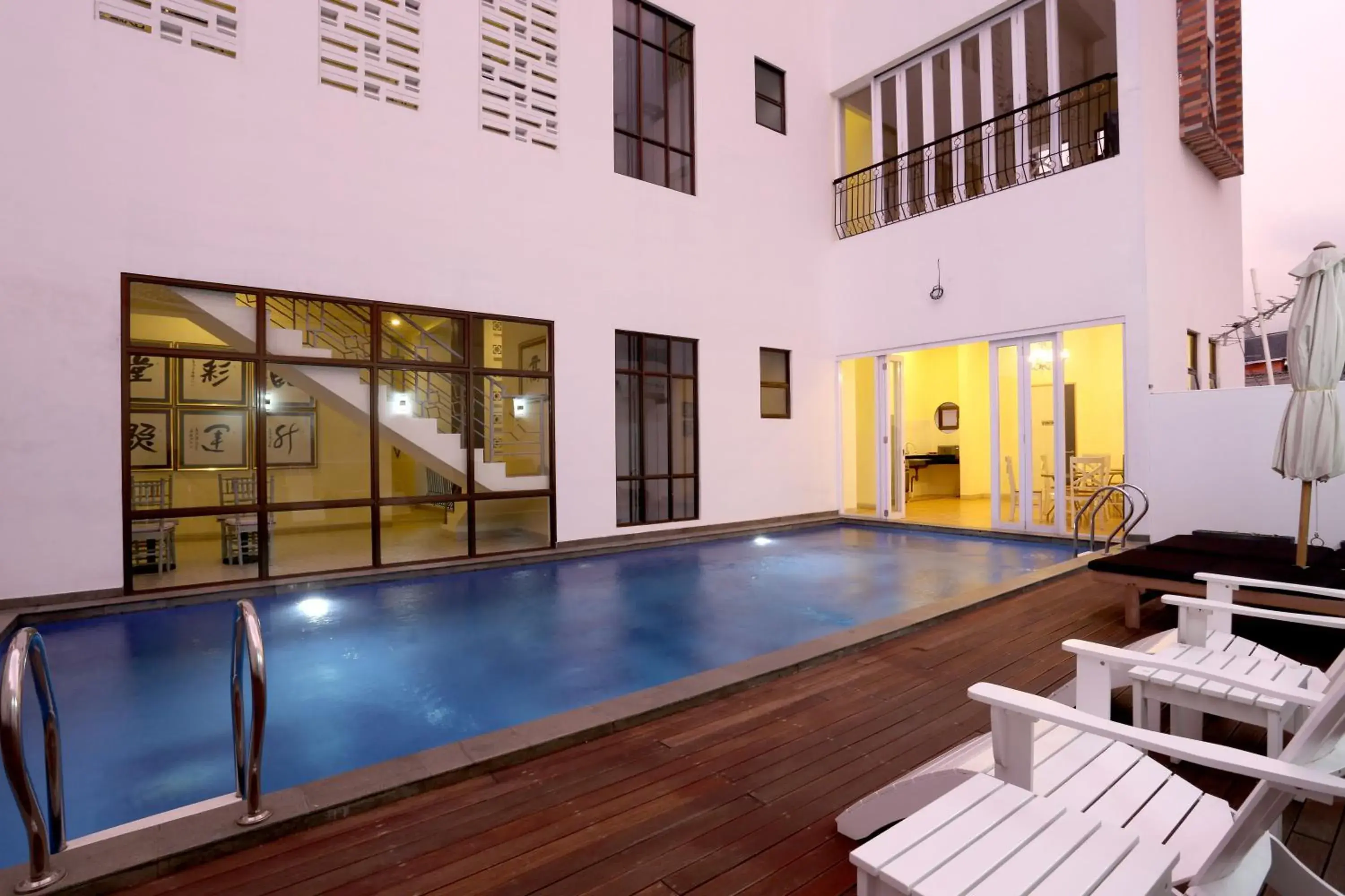 Swimming pool in Urbanest Inn House Slipi Swimming pool in Urbanest Inn House Slipi