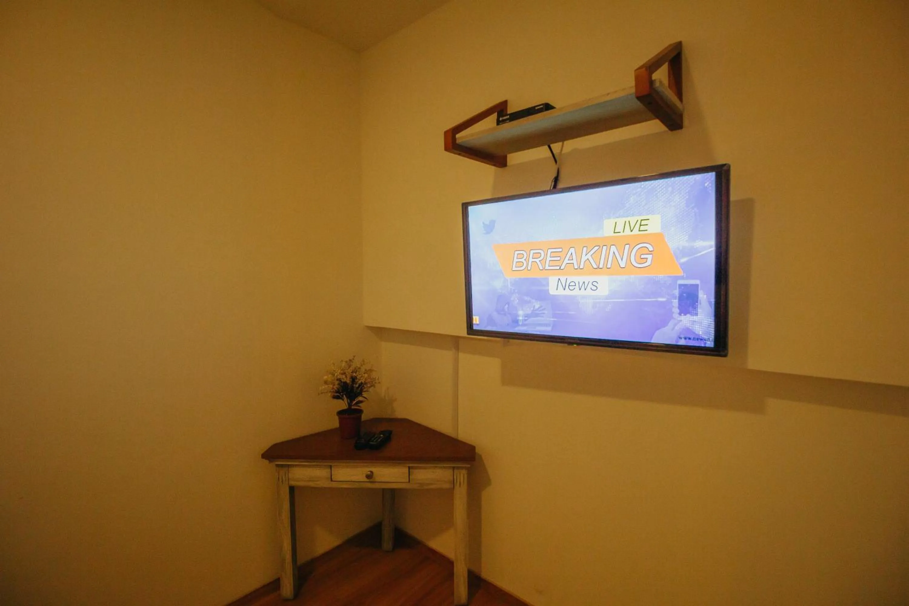 TV and multimedia in Urbanest Inn House Slipi