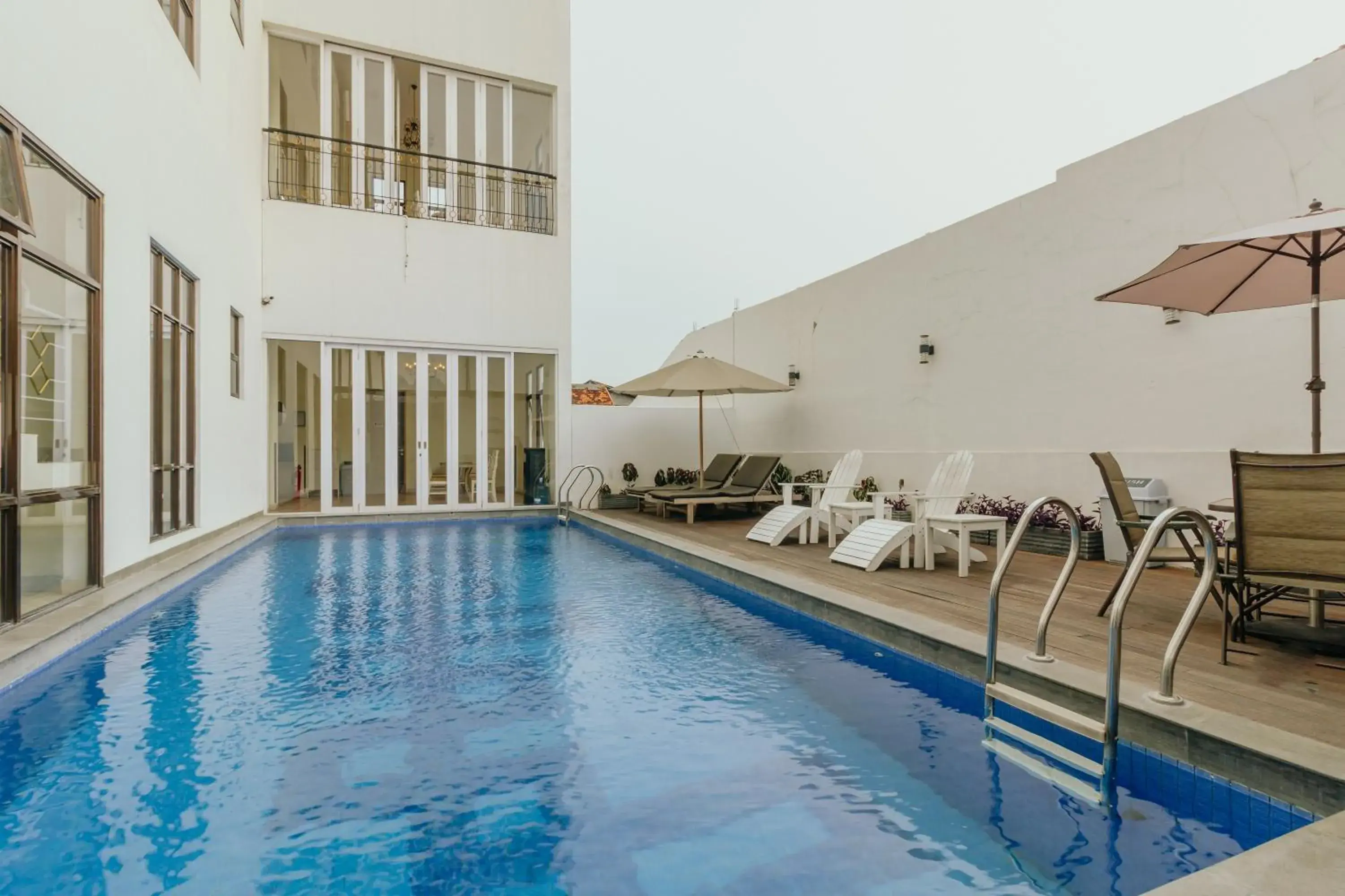 Swimming pool in Urbanest Inn House Slipi Swimming pool in Urbanest Inn House Slipi