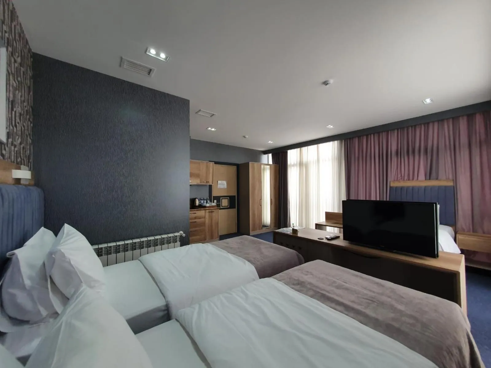 Communal lounge/ TV room in Home Suites Baku-Halal Hotel