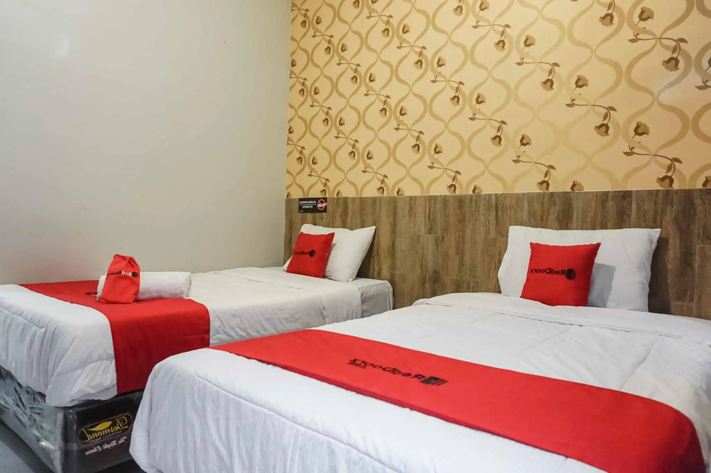 Bed in RedDoorz @ Bukit Dieng 2 Bed in RedDoorz @ Bukit Dieng 2