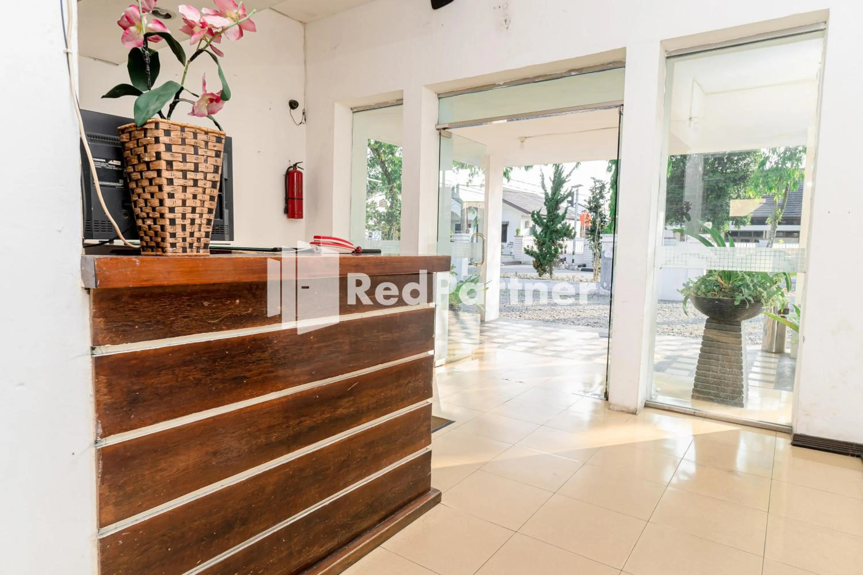 Lobby or reception in Cherry Pink Hotel Medan Mitra RedDoorz